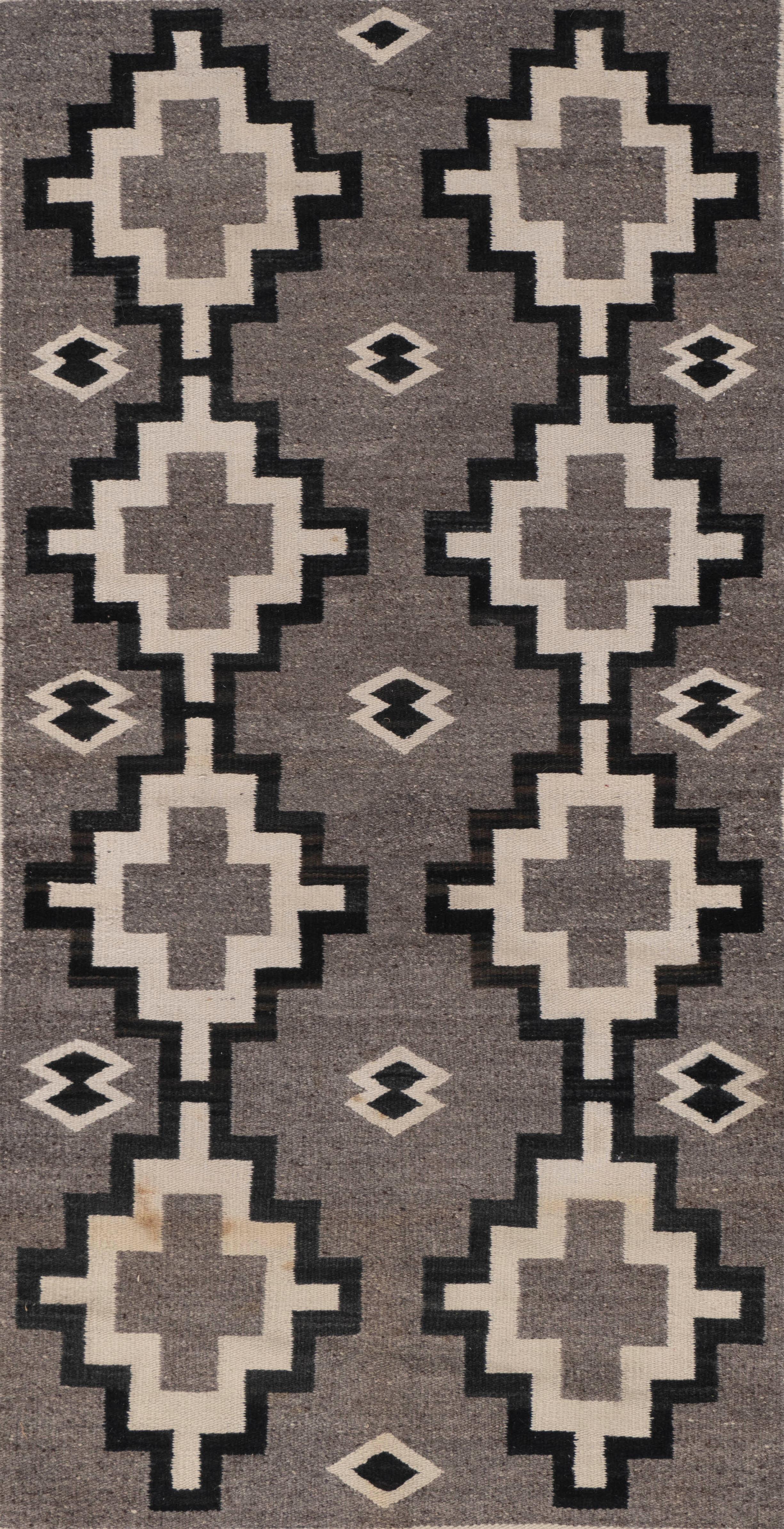 20ième siècle Vintage Circa 1950 Gray Navajo Hand Knotsted Rug 3'4 X 5'4 en vente