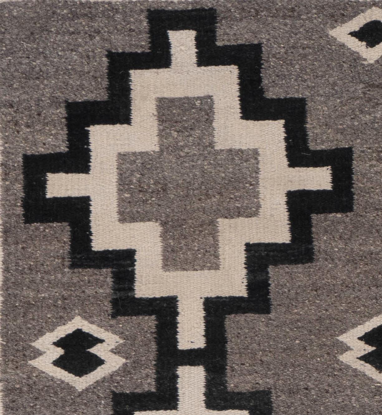 Laine Vintage Circa 1950 Gray Navajo Hand Knotsted Rug 3'4 X 5'4 en vente