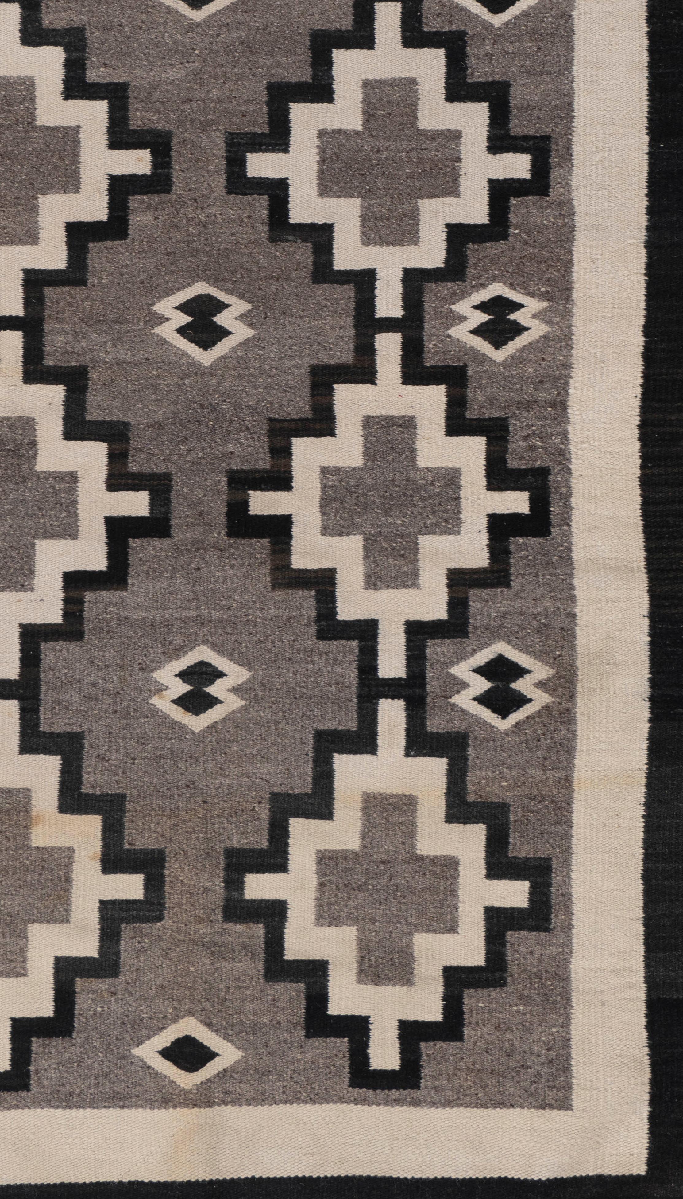 Vintage Circa 1950 Gray Navajo Hand Knotsted Rug 3'4 X 5'4 en vente 1