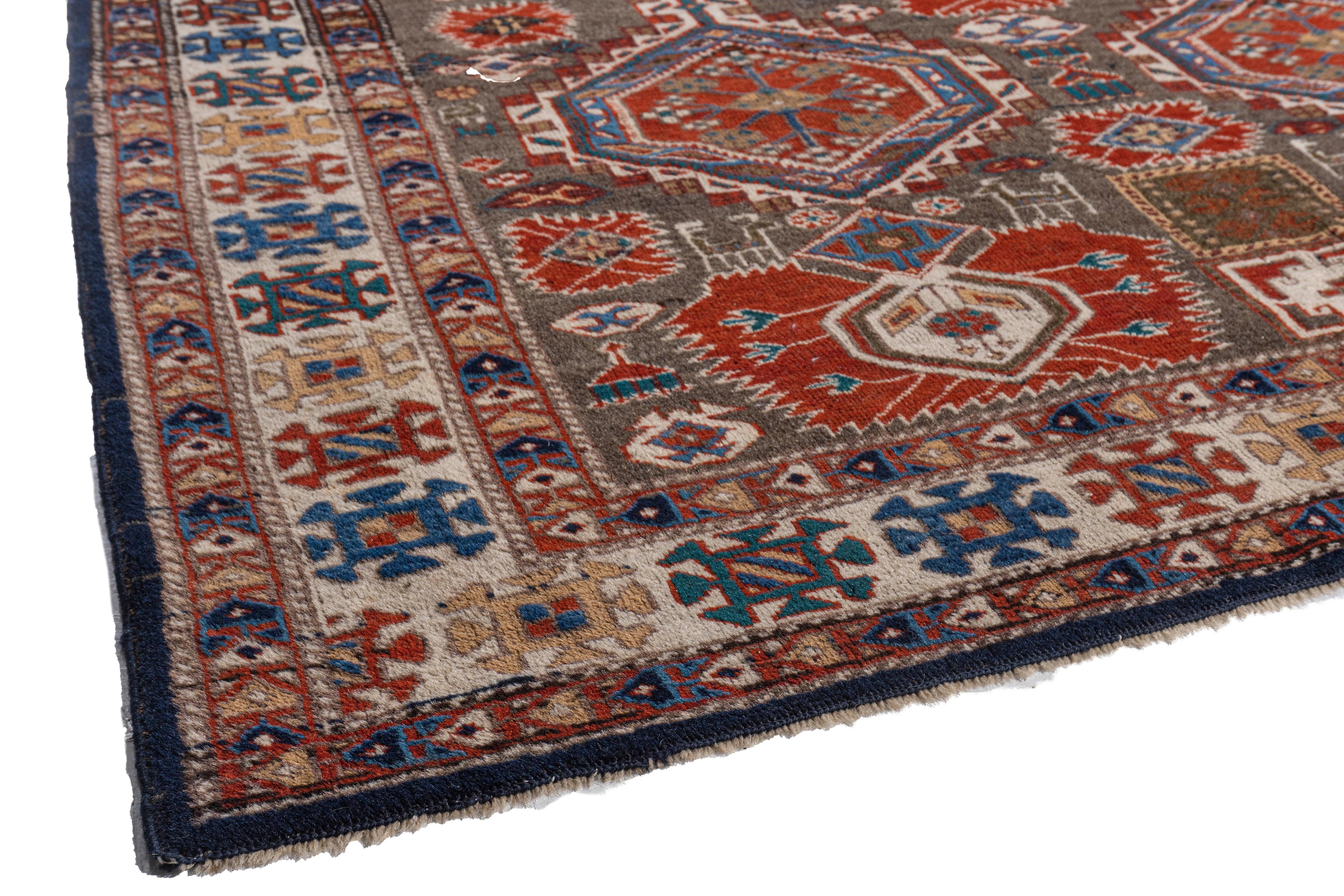 Handgeknüpfter Vintage-Teppich in grünem kaukasischem Design, um 1950 im Angebot 4