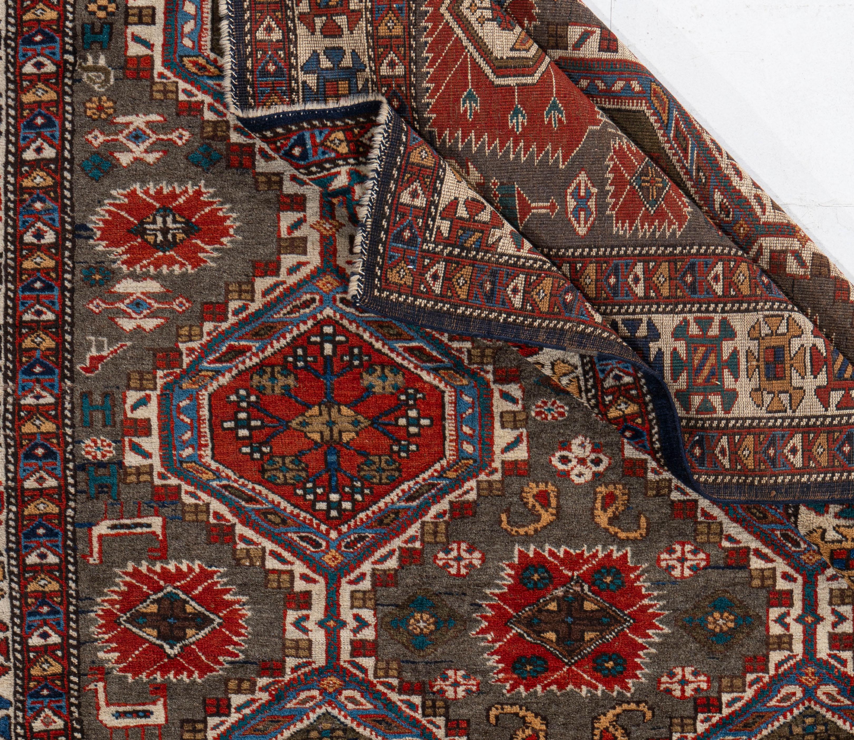 4'7 X 7'2. Eine türkische Nachbildung eines kaukasischen Teppichs mit den komplizierten Details, die perfekt von Hand geknüpft wurden, um dieses schöne Stück zu schaffen. Farben: Grün/Ziegelstein.