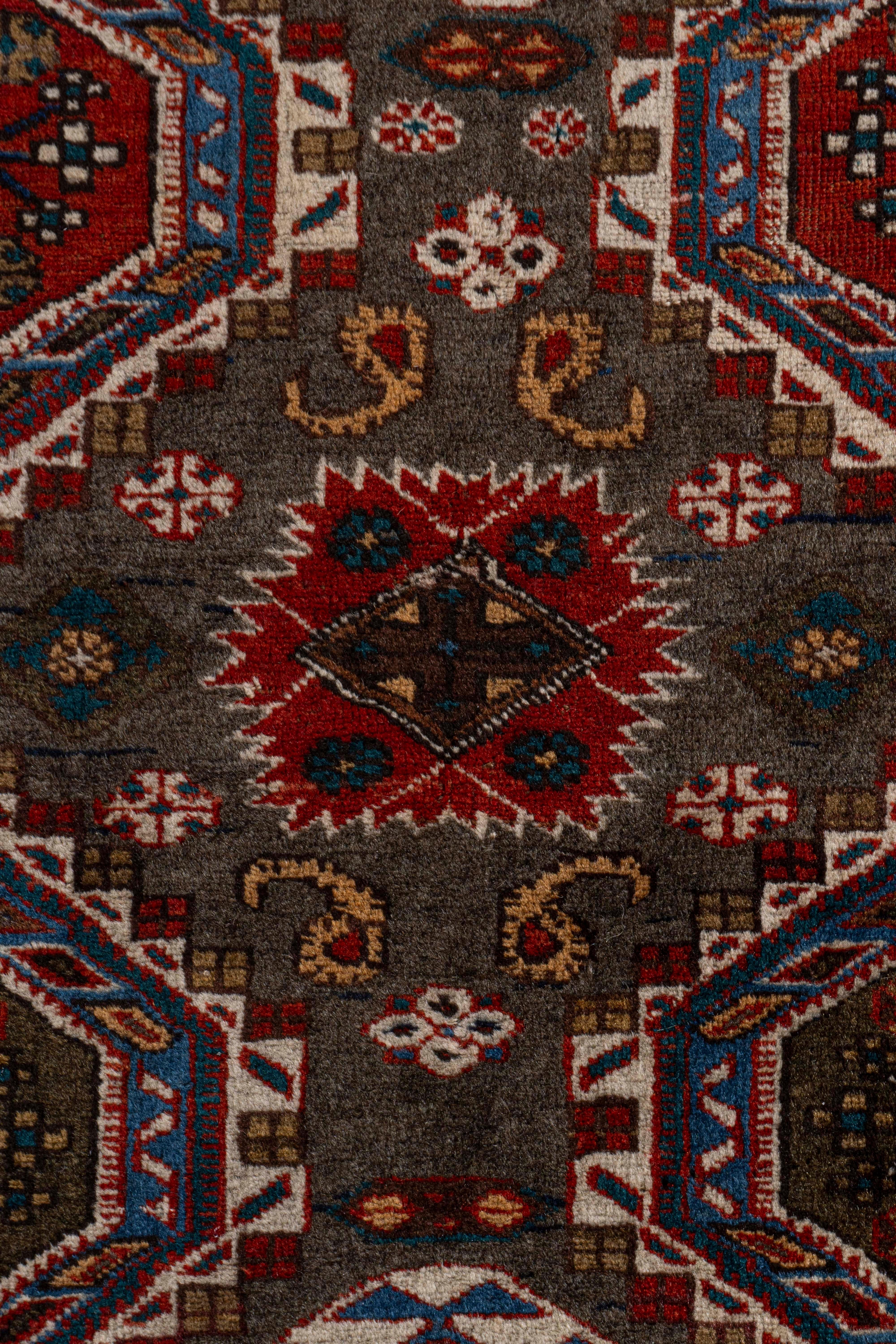 Handgeknüpfter Vintage-Teppich in grünem kaukasischem Design, um 1950 (Türkisch) im Angebot