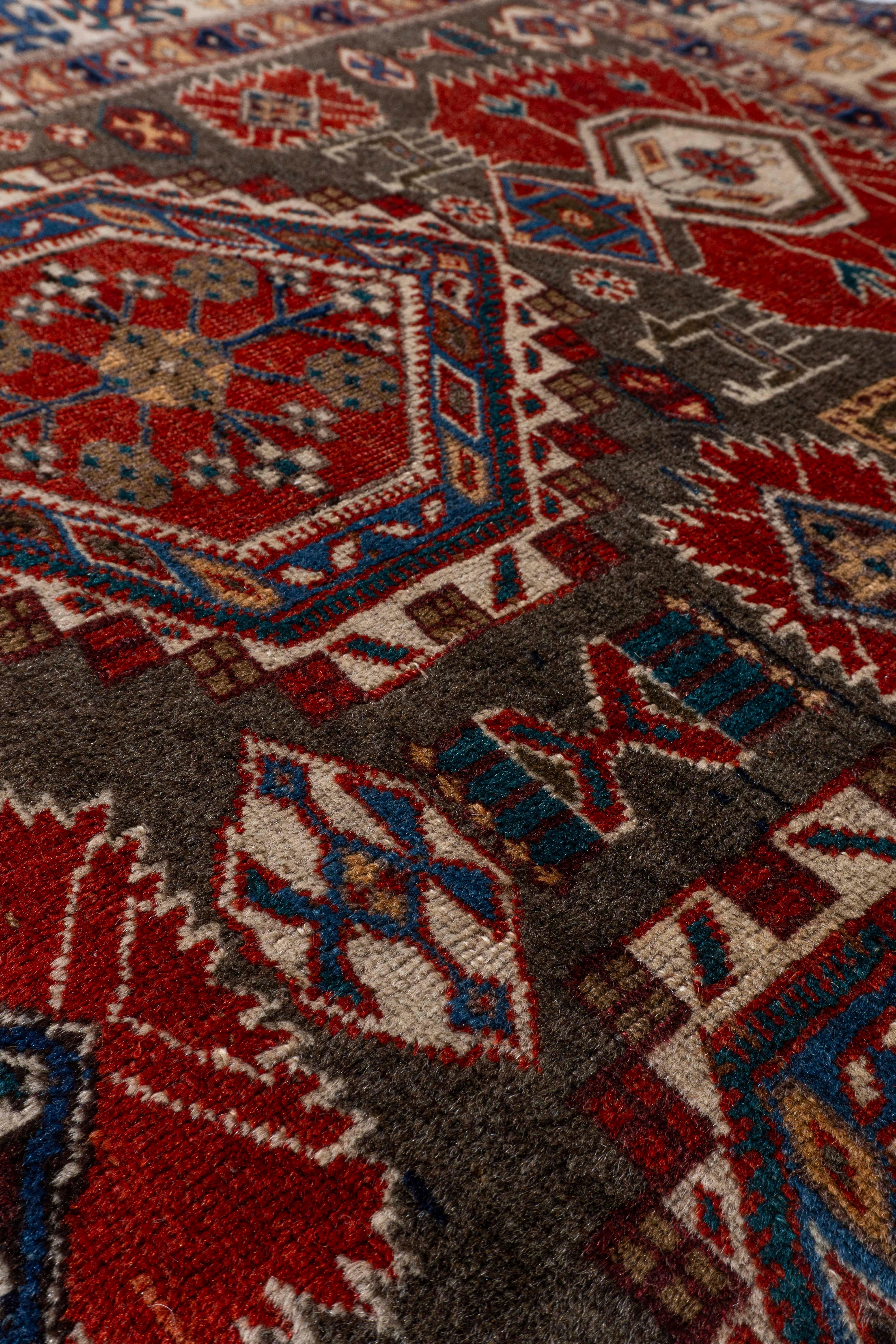 Handgeknüpfter Vintage-Teppich in grünem kaukasischem Design, um 1950 (20. Jahrhundert) im Angebot