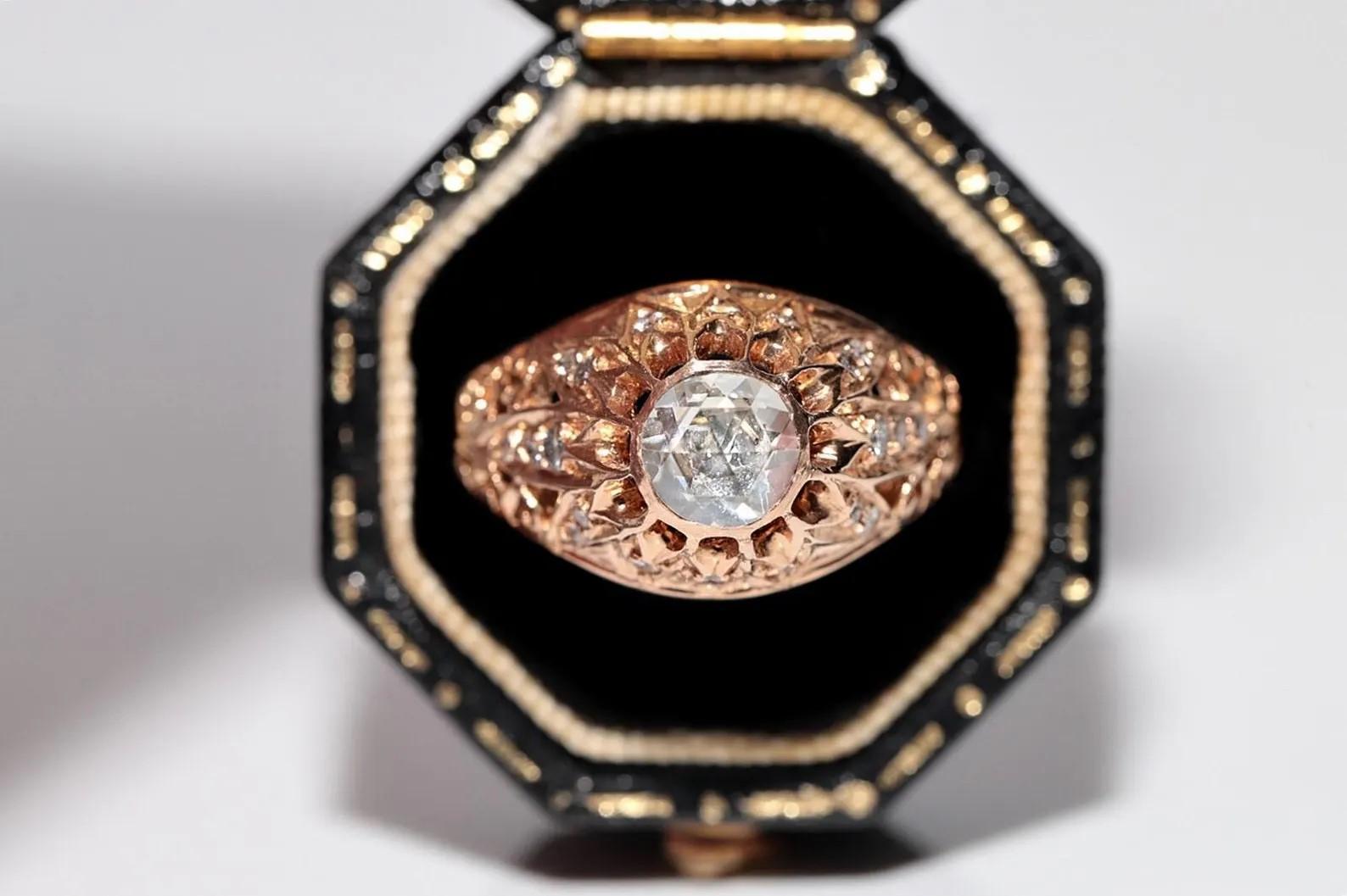 In sehr gutem Zustand.
Das Gesamtgewicht beträgt 4.2 Gramm.
Insgesamt ist der Hauptdiamant im Rosenschliff 0.56 ct.
Insgesamt ist Seite Brillantschliff Diamant 0.25 ct.
Der Diamant ist G-H Farbe und G-H Farbe und vs-s1 Klarheit.
Ringgröße ist US