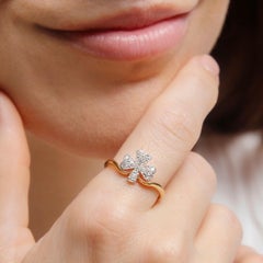 Vintage circa 1950s 18 Carat Yellow Gold Diamond Encrusted Clover-Shaped Ring