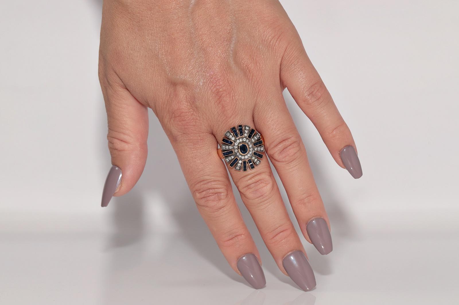 In sehr gutem Zustand.
Das Gesamtgewicht beträgt 9,2 Gramm.
Insgesamt ist Diamant 0,50 ct.
Der Diamant hat die Farbe G-H und die Reinheit vvs1-vs1.
Insgesamt ist Saphir 1 ct.
Ringgröße ist US 9
Wir können jede Größe herstellen.
Die Schachtel ist