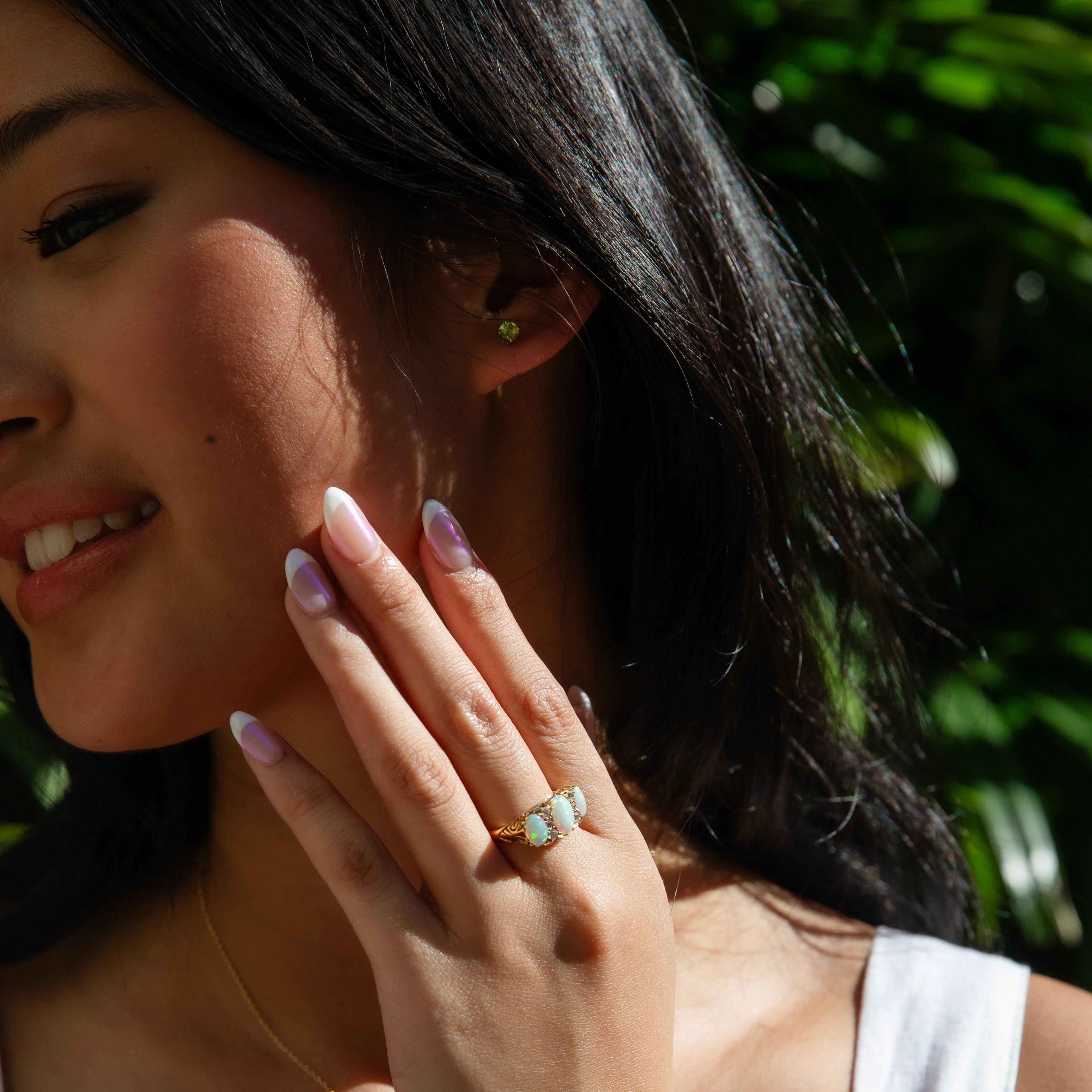 Anillo vintage circa años 50 de ópalo australiano y diamante talla antigua de oro amarillo de 18 quilates en venta 2