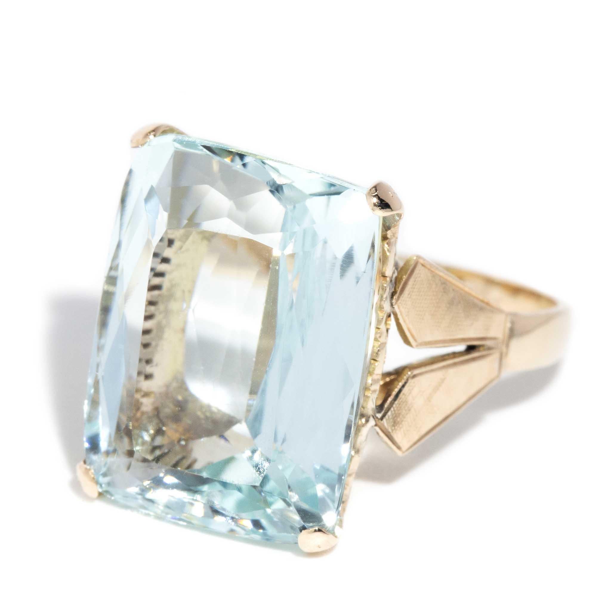 Modern Vintage Circa 1950s Bright Light Blue Aquamarine Ring 11 Carat Yellow Gold For Sale