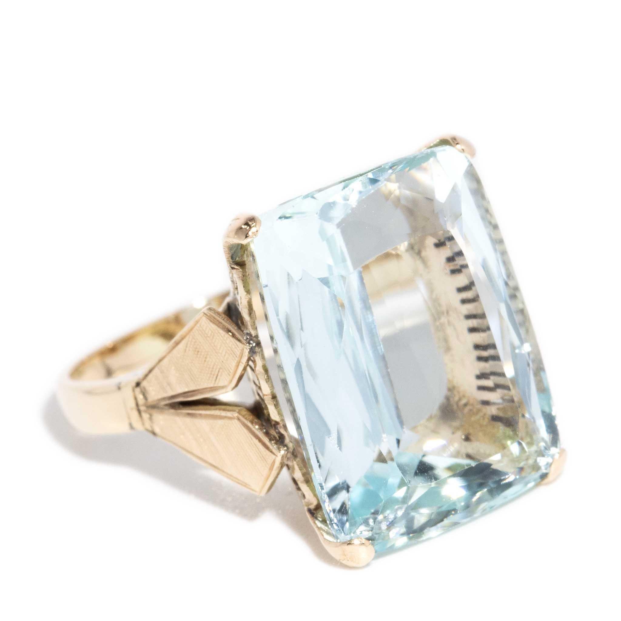 Vintage Circa 1950s Bright Light Blue Aquamarine Ring 11 Carat Yellow Gold In Good Condition For Sale In Hamilton, AU