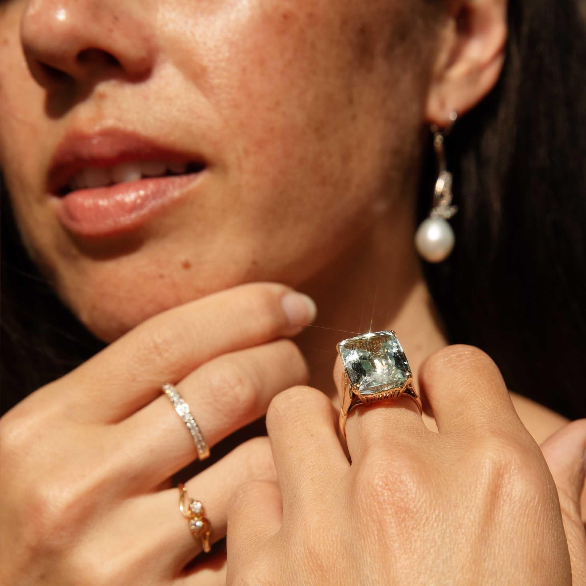 Women's Vintage Circa 1950s Bright Light Blue Aquamarine Ring 11 Carat Yellow Gold For Sale