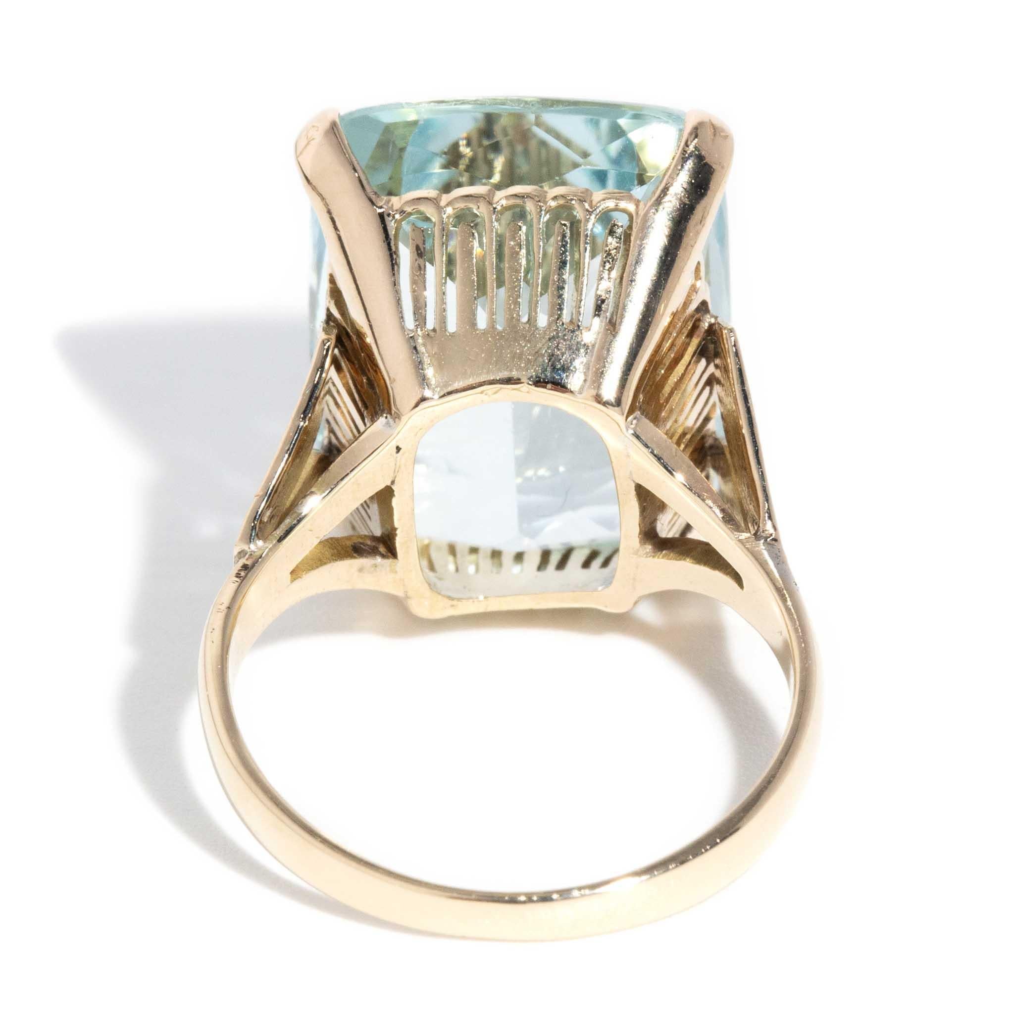 Vintage Circa 1950s Bright Light Blue Aquamarine Ring 11 Carat Yellow Gold For Sale 3