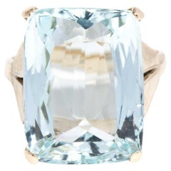 Vintage Circa 1950s Bright Light Blue Aquamarine Ring 11 Carat Yellow Gold