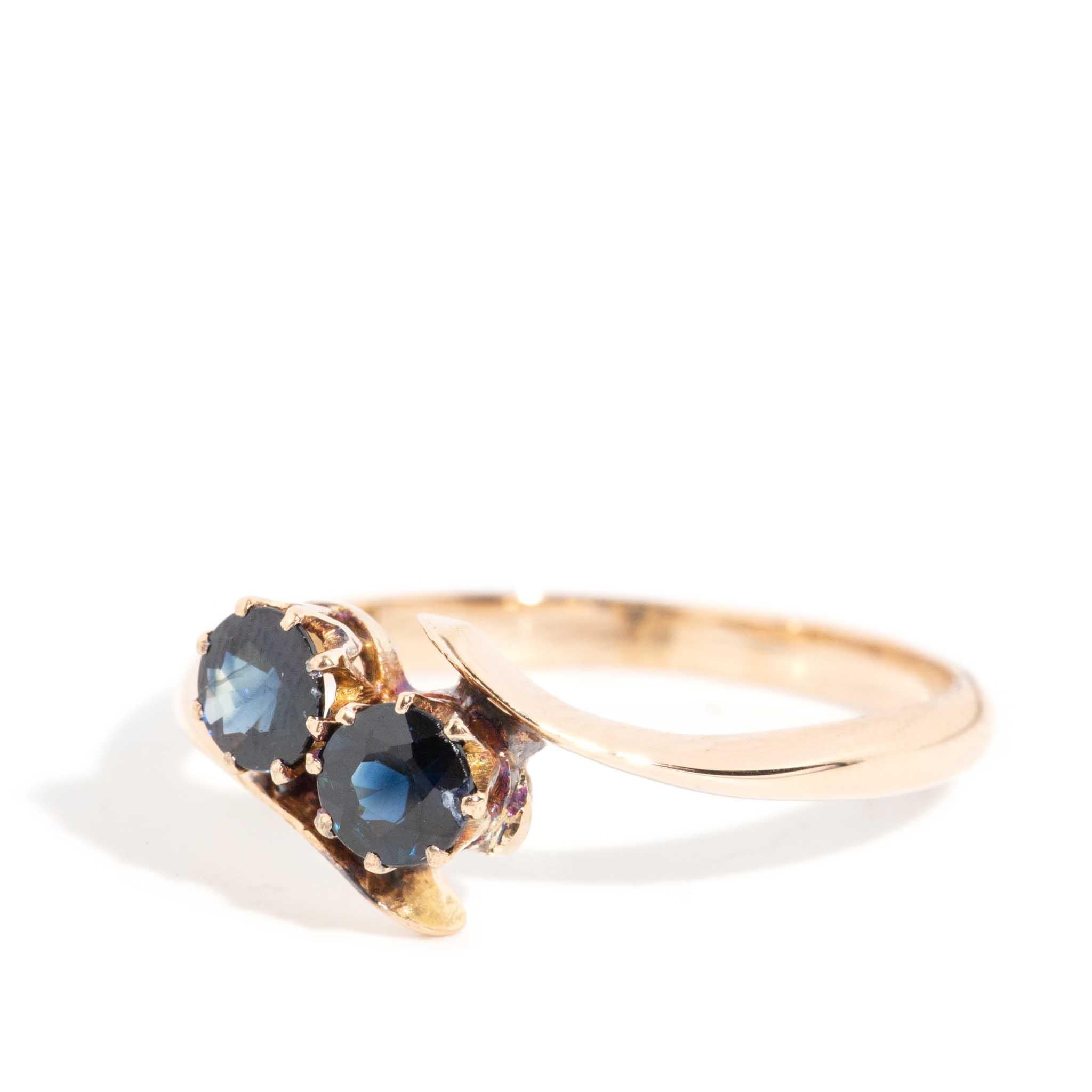 Taille ronde Vintage Circa 1950s Deep Blue Sapphire Toi Et Moi Ring 18 Carat Rose Gold en vente