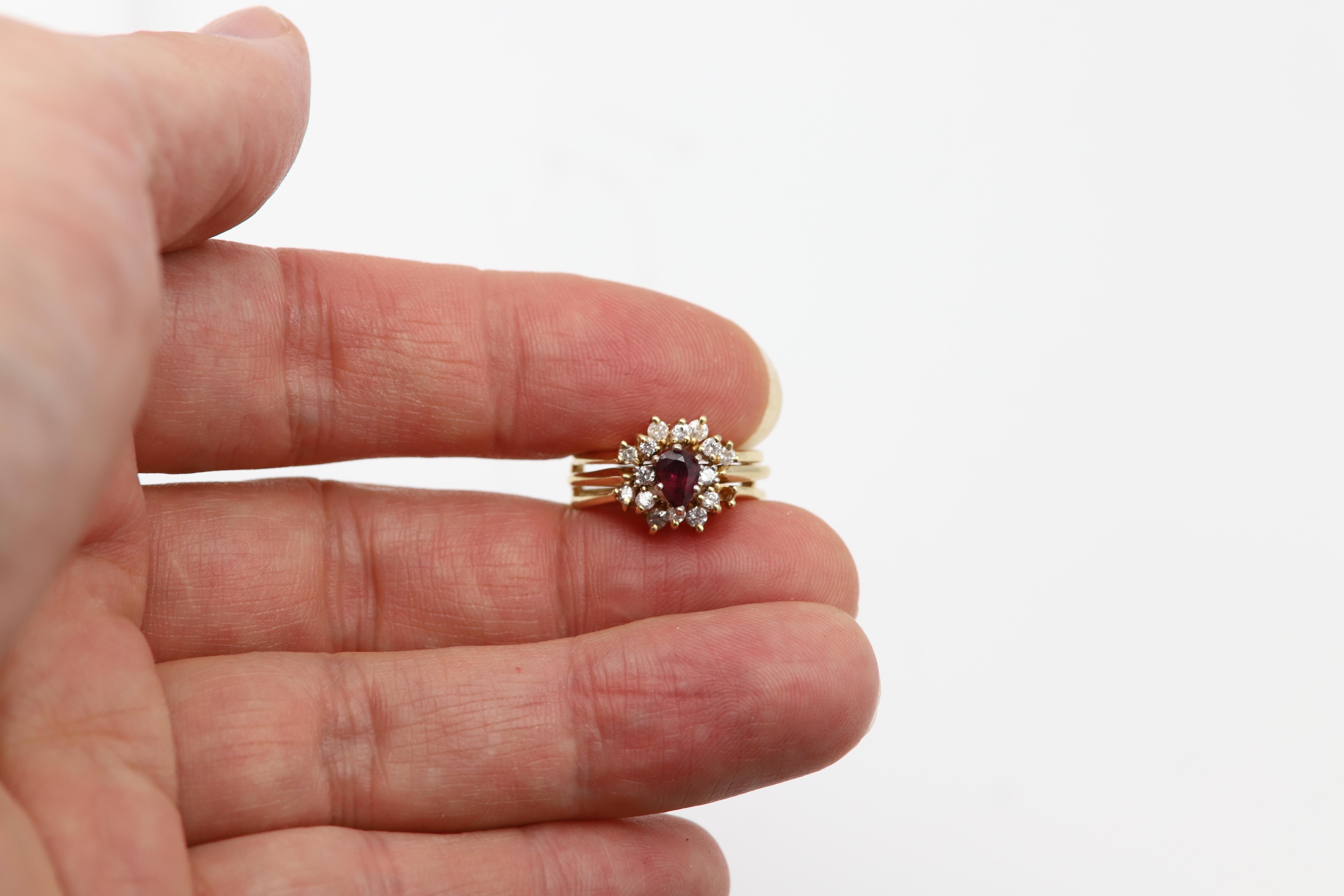 Vintage Diamond & Ruby Ring circa 1960's
hat einen altmodischen Stil einer Jacke wurde die alte Art und Weise gebaut.
Der mittlere Teil (Jacke) kann nach innen/außen entfernt werden.
Diamant ist ca. 0,45 Karat H-SI
Mittelstein birnenförmig 6 x 4 mm