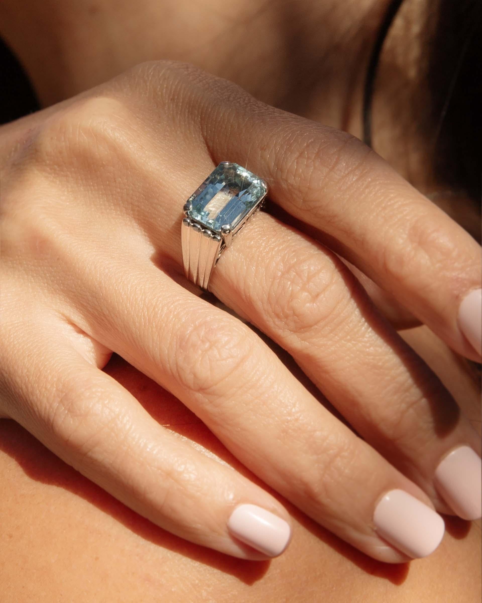 Vintage Circa 1950s Emerald Cut Aquamarine Filigree Ring 18 Carat White Gold in vendita 6