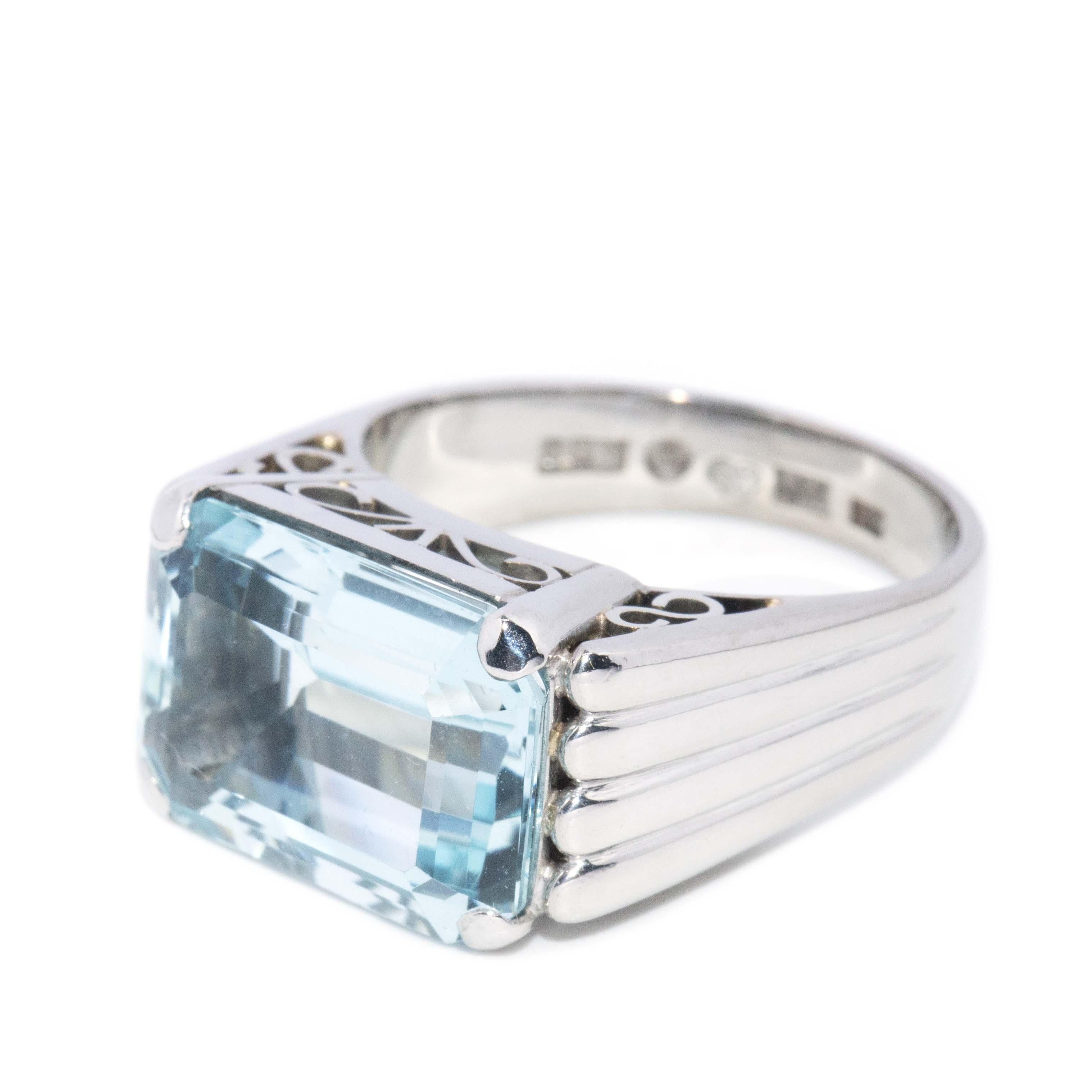 Moderno Vintage Circa 1950s Emerald Cut Aquamarine Filigree Ring 18 Carat White Gold in vendita