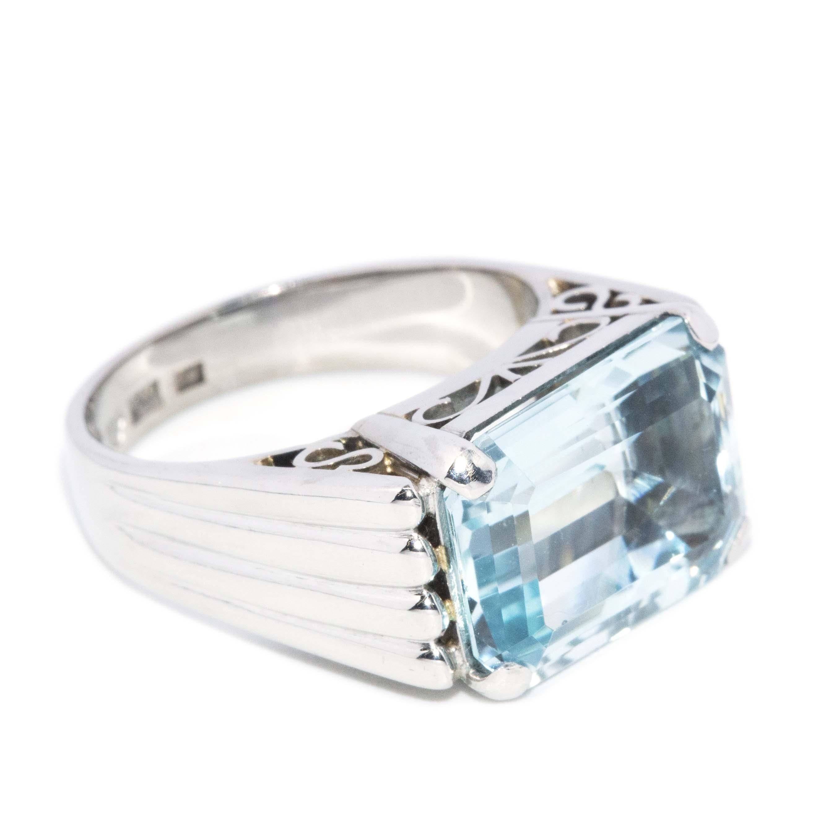 Vintage Circa 1950s Emerald Cut Aquamarine Filigree Ring 18 Carat White Gold In condizioni buone in vendita a Hamilton, AU