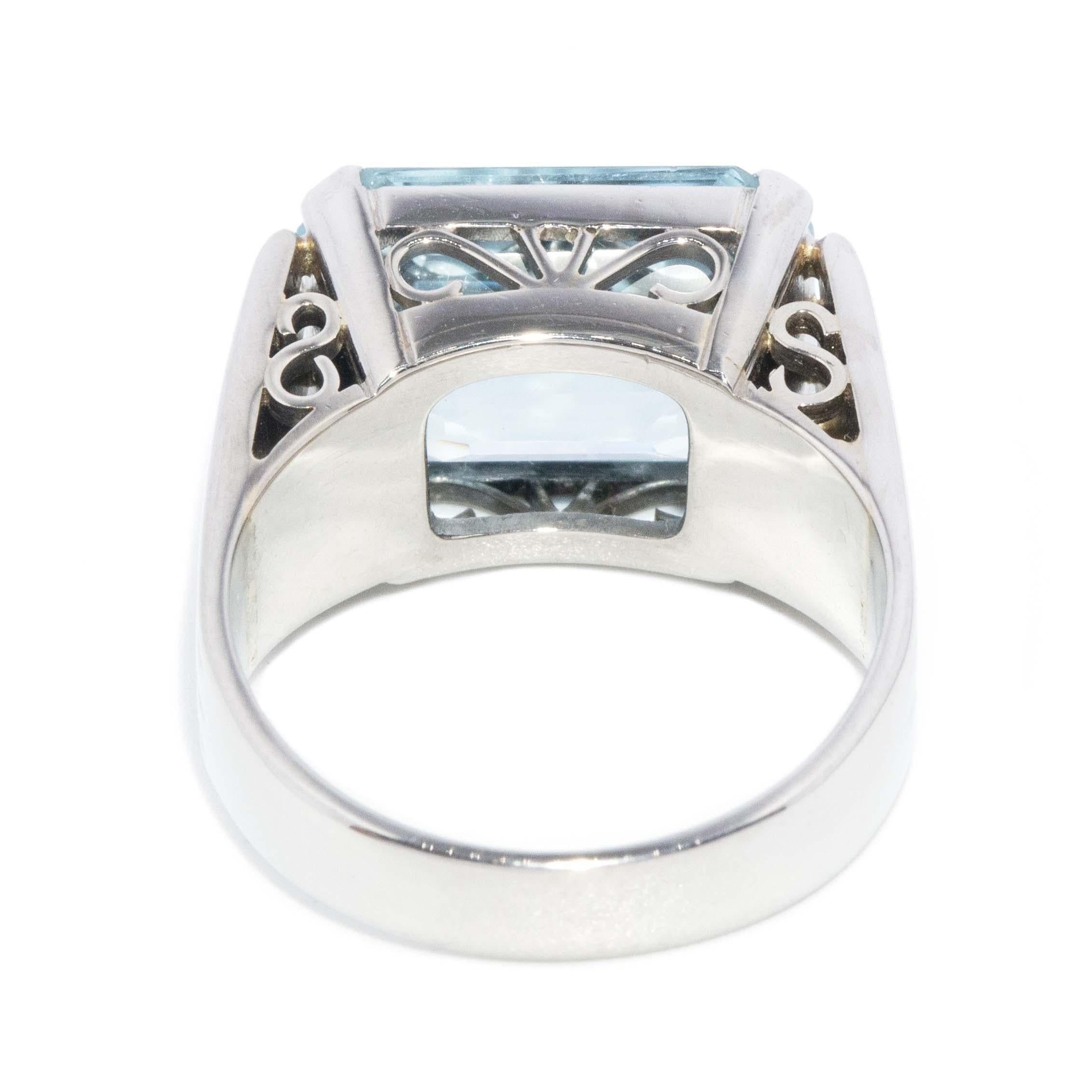 Vintage Circa 1950s Emerald Cut Aquamarine Filigree Ring 18 Carat White Gold in vendita 3
