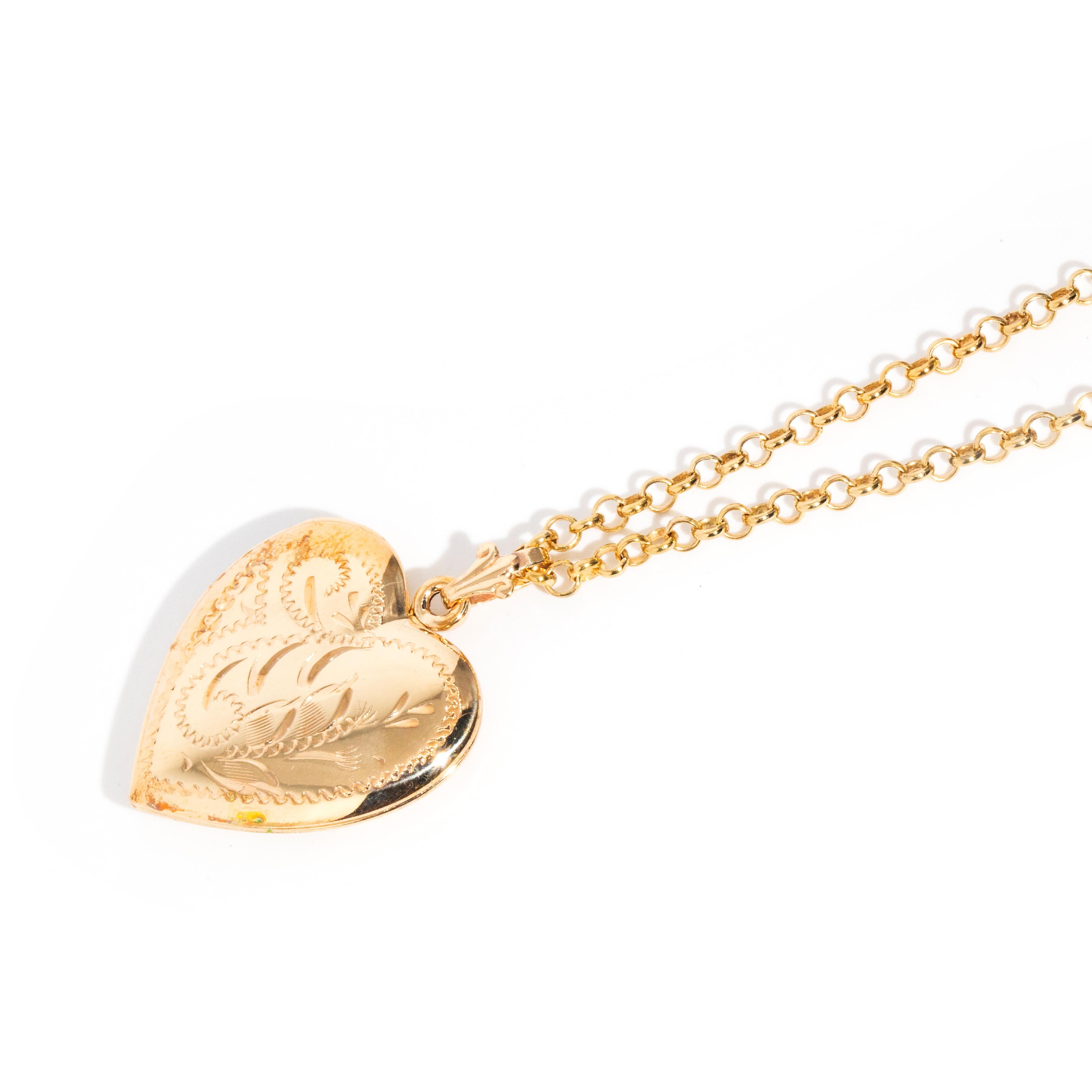 Vintage circa 1950s Heart Locket with Belcher Chain in 9 Carat Yellow Gold In Good Condition In Hamilton, AU