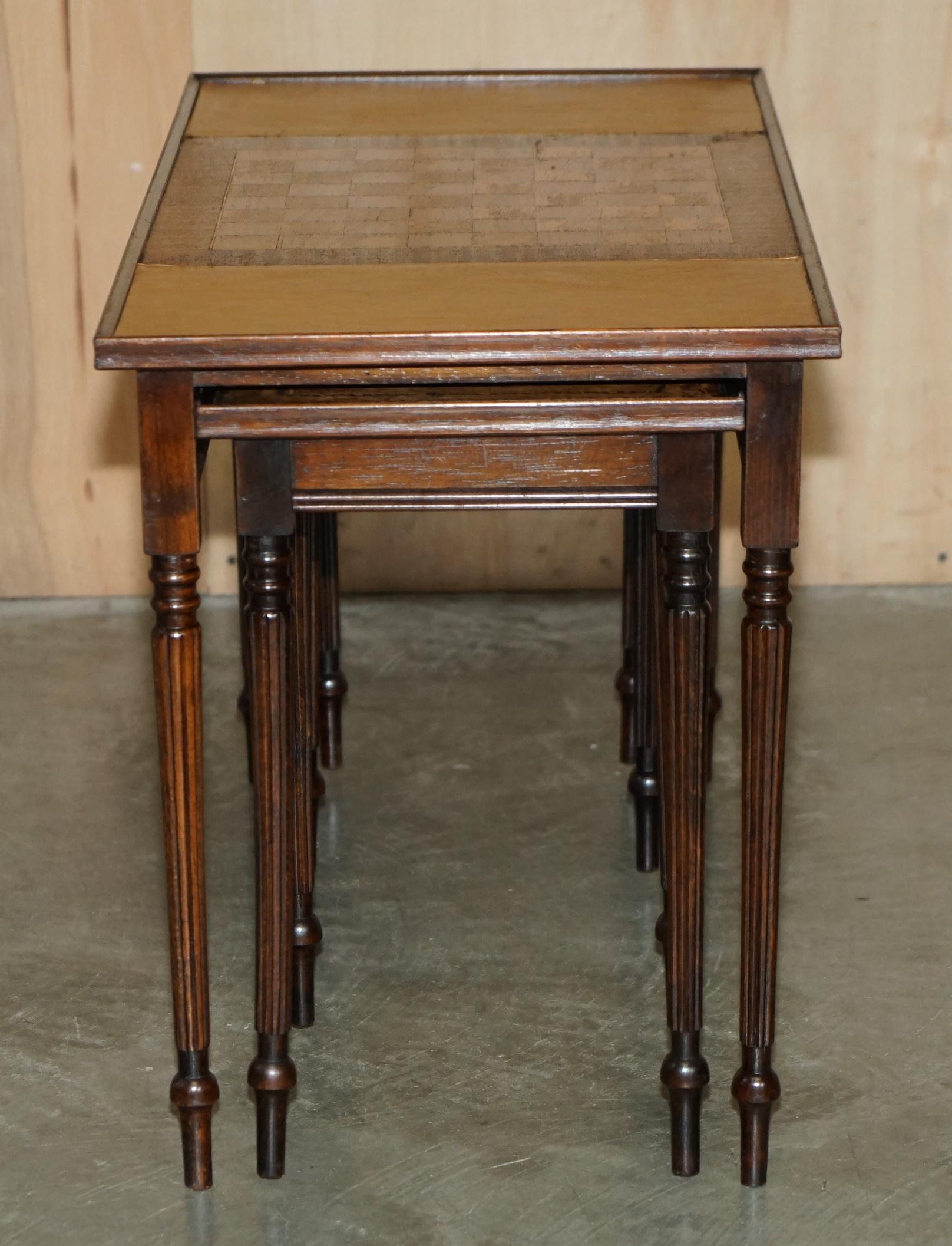 VINTAGE CIRCA 1950's LEATHER TOPPED CHESSBOARD COFFEE NEST OF TABLES FOR CHESS! For Sale 3