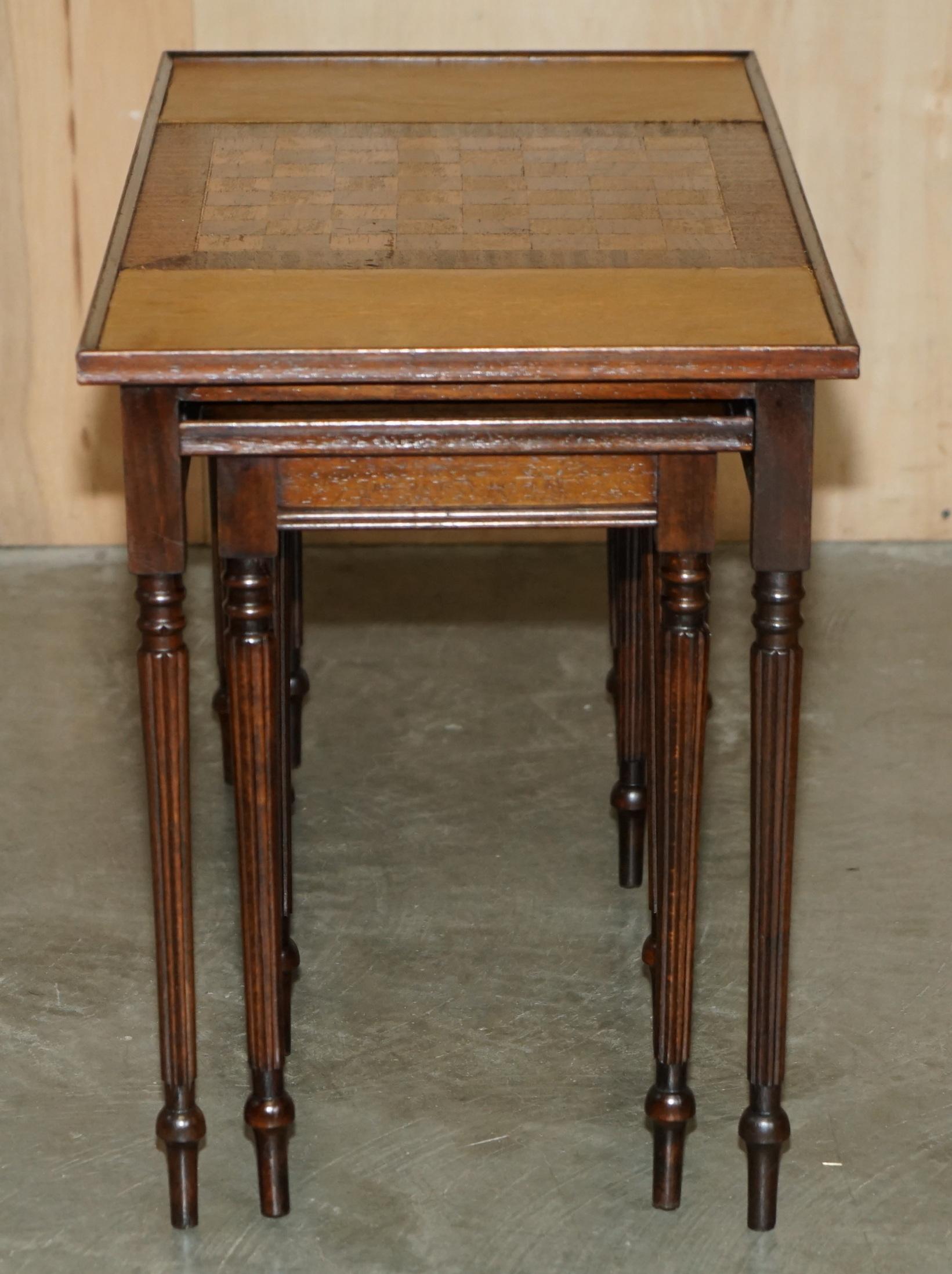 VINTAGE CIRCA 1950's LEATHER TOPPED CHESSBOARD COFFEE NEST OF TABLES FOR CHESS! For Sale 4
