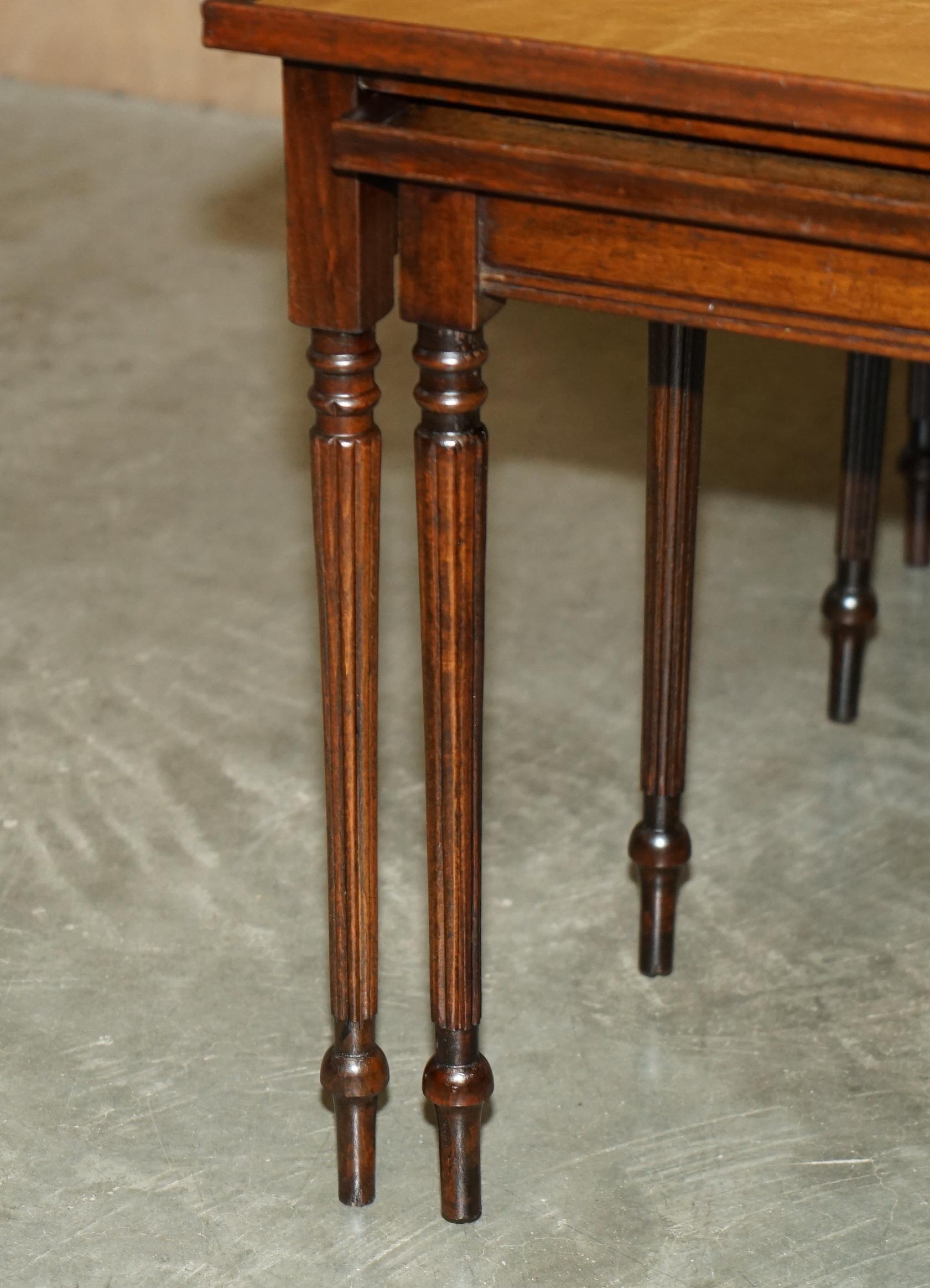 VINTAGE CIRCA 1950's LEATHER TOPPED CHESSBOARD COFFEE NEST OF TABLES FOR CHESS! For Sale 5