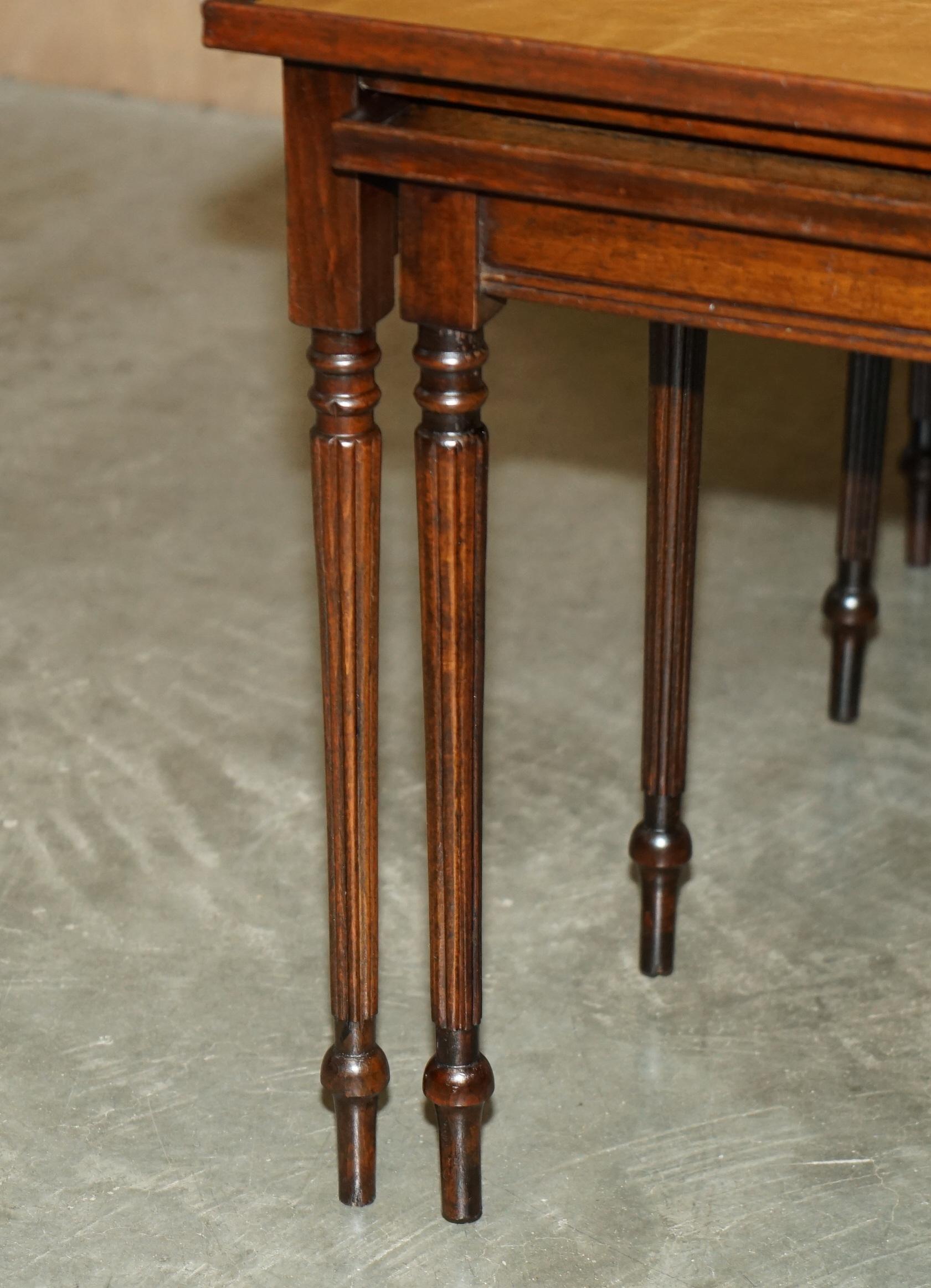 VINTAGE CIRCA 1950's LEATHER TOPPED CHESSBOARD COFFEE NEST OF TABLES FOR CHESS! For Sale 6