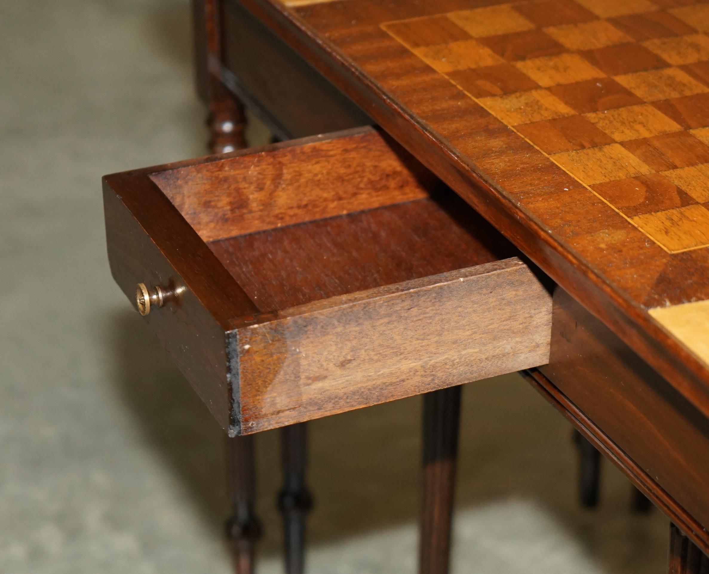 VINTAGE CIRCA 1950's LEATHER TOPPED CHESSBOARD COFFEE NEST OF TABLES FOR CHESS! For Sale 13