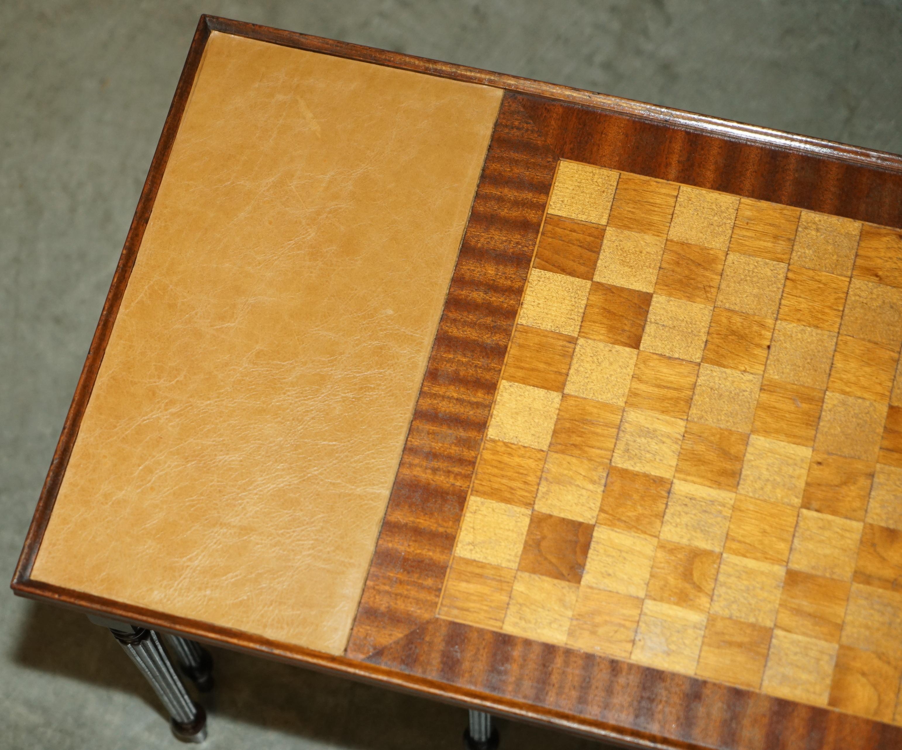 VINTAGE CIRCA 1950's LEATHER TOPPED CHESSBOARD COFFEE NEST OF TABLES FOR CHESS! In Good Condition For Sale In West Sussex, Pulborough