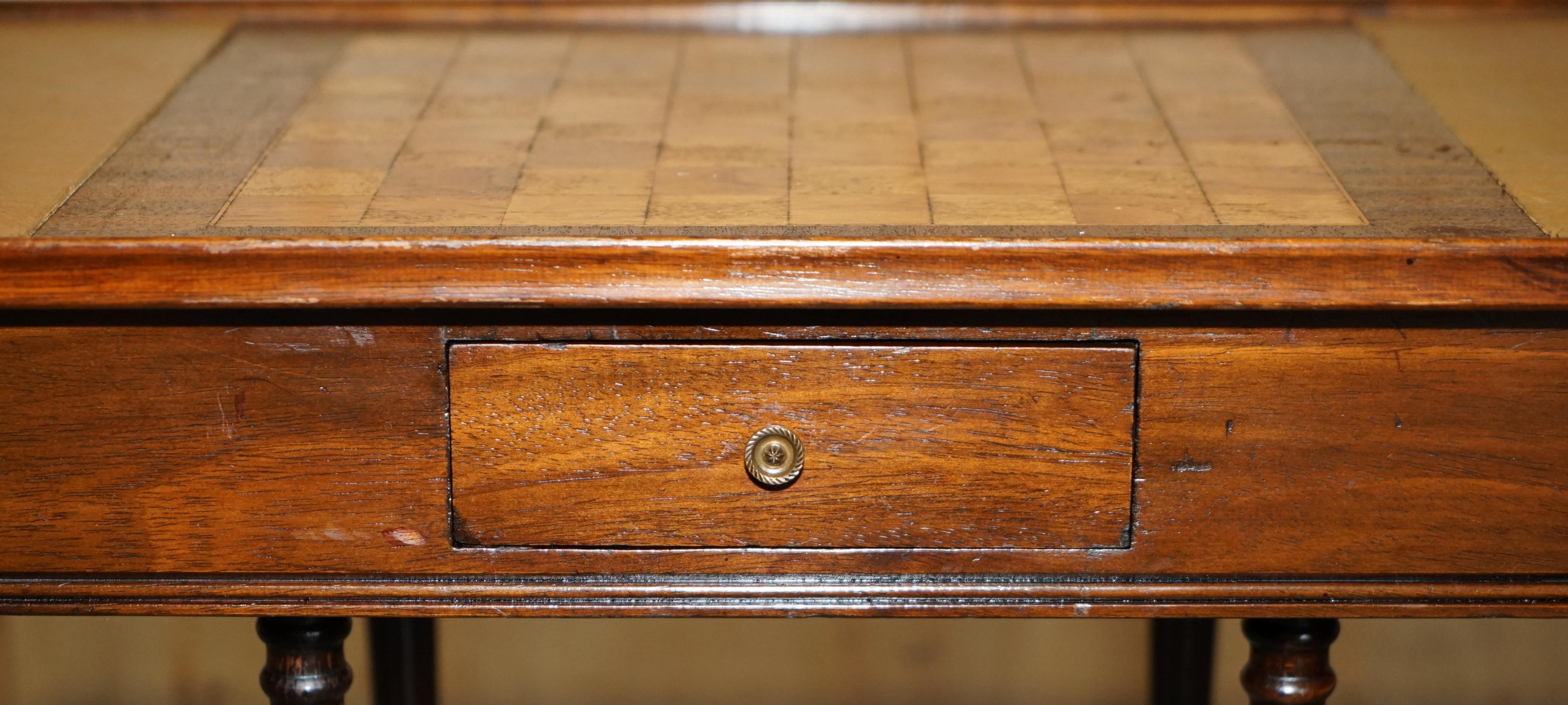 VINTAGE CIRCA 1950's LEATHER TOPPED CHESSBOARD COFFEE NEST OF TABLES FOR CHESS! For Sale 1