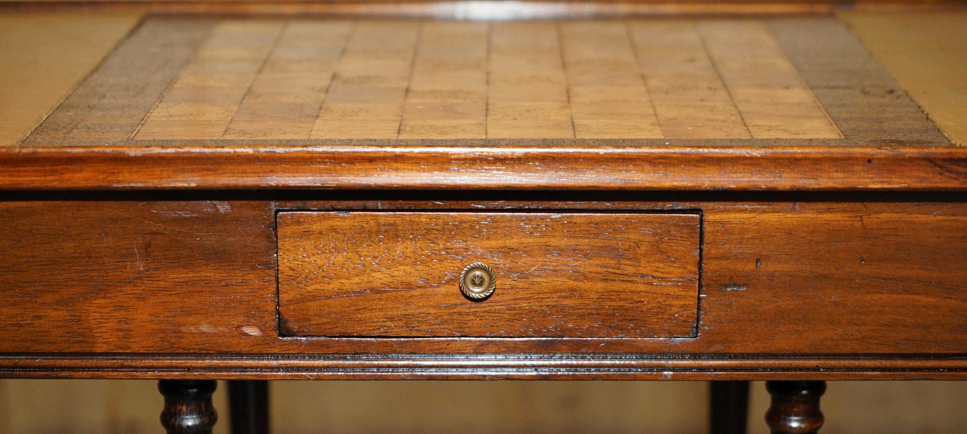 VINTAGE CIRCA 1950's LEATHER TOPPED CHESSBOARD COFFEE NEST OF TABLES FOR CHESS! For Sale 2