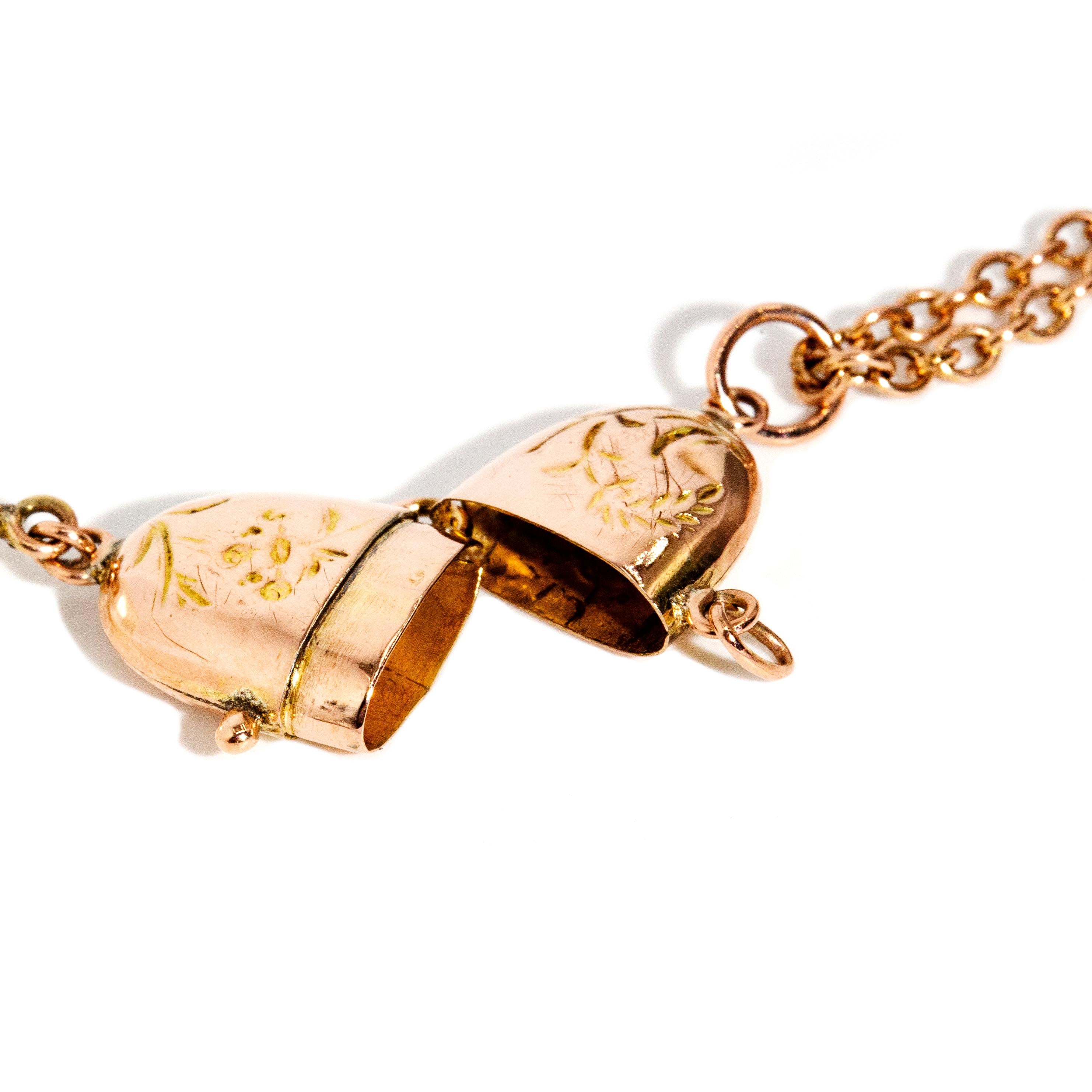 Vintage Circa 1950s Pearl Capsule 14 Carat Gold Pendant & 9 Carat Gold Chain In Good Condition For Sale In Hamilton, AU