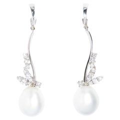 Vintage Circa 1950s Boucles d'oreilles pendantes en or blanc 18 carats avec perles et diamants
