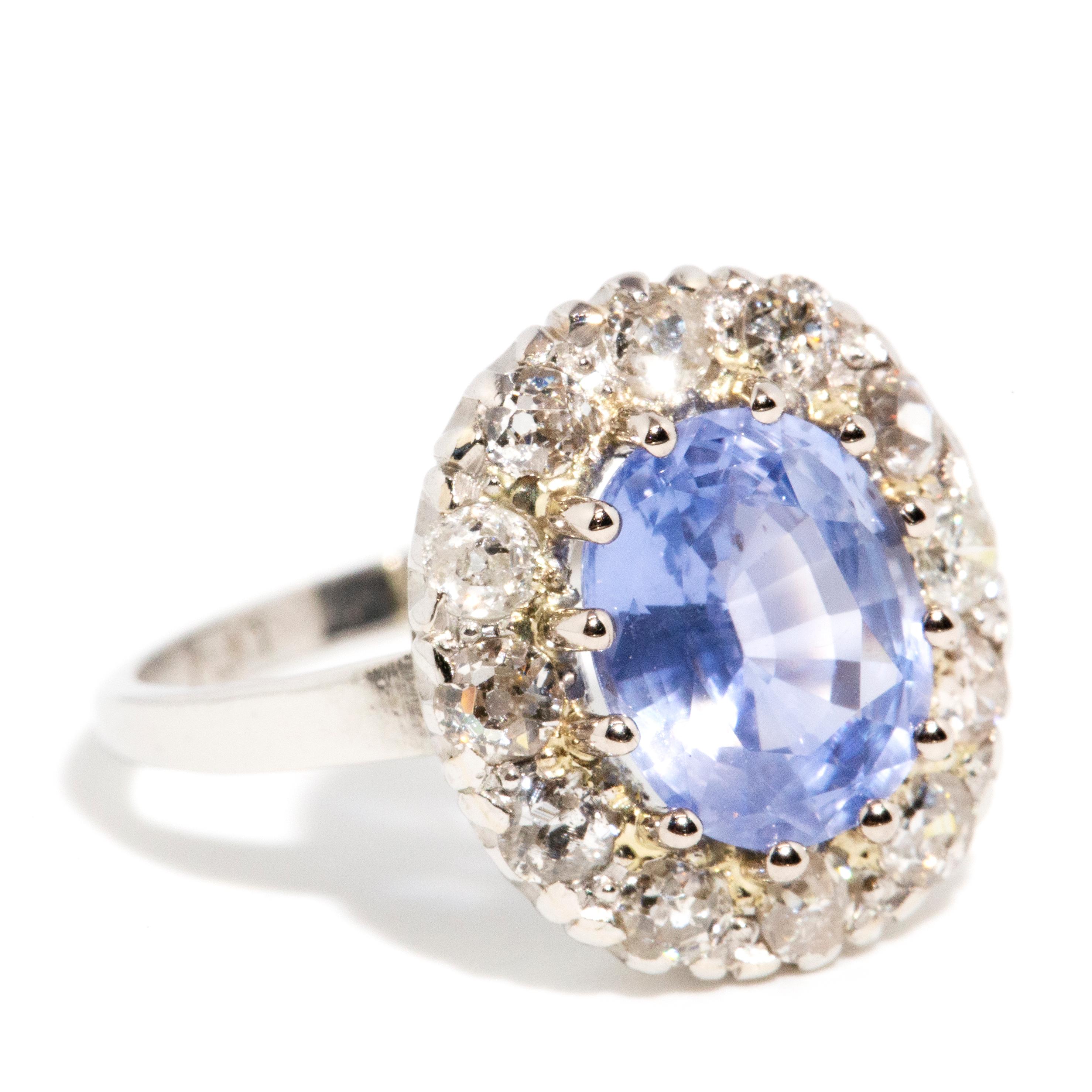Platin-Cluster-Ring mit Ceylon-Blauem Saphir und Diamant-Halo aus den 1950er Jahren (Ovalschliff)
