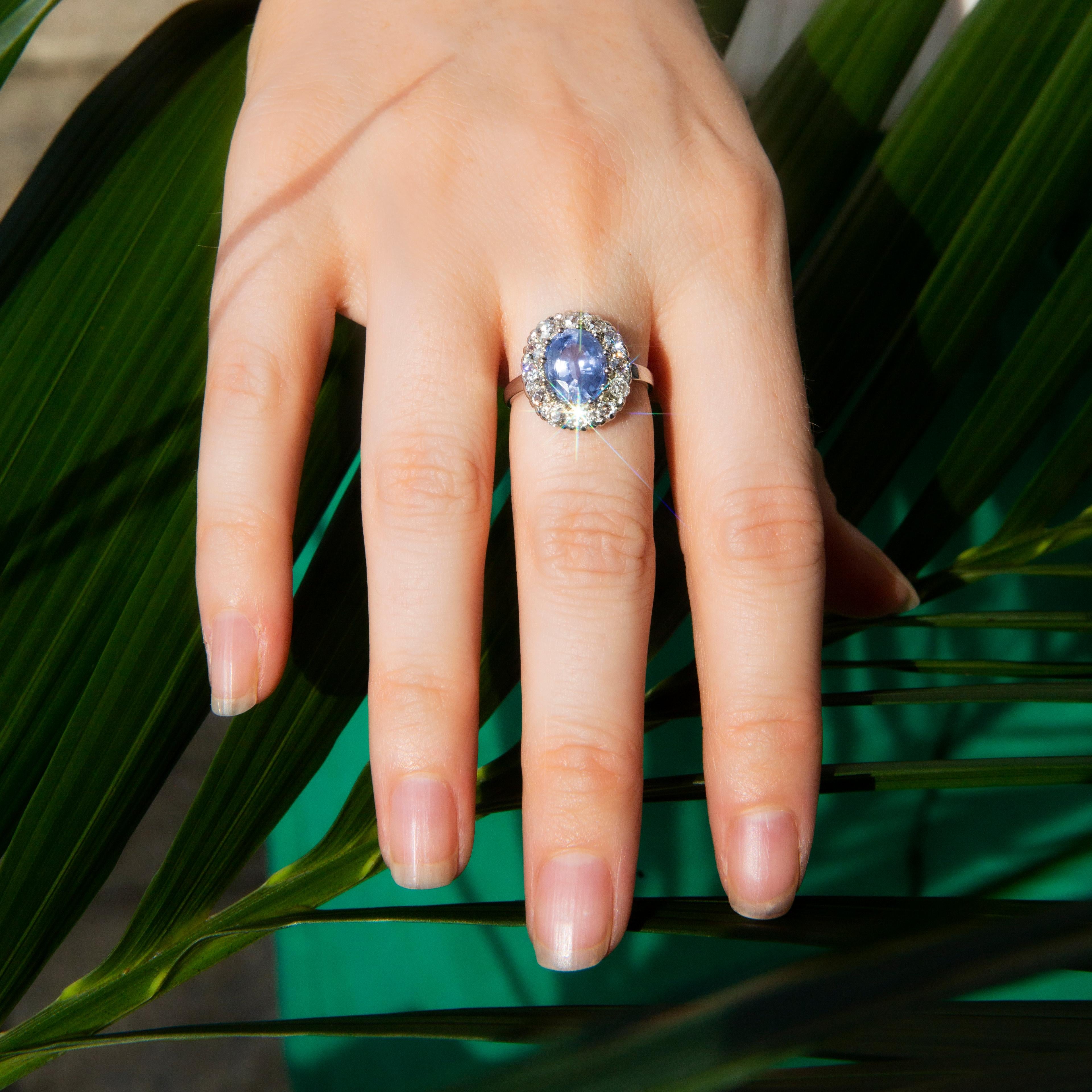Platin-Cluster-Ring mit Ceylon-Blauem Saphir und Diamant-Halo aus den 1950er Jahren 3