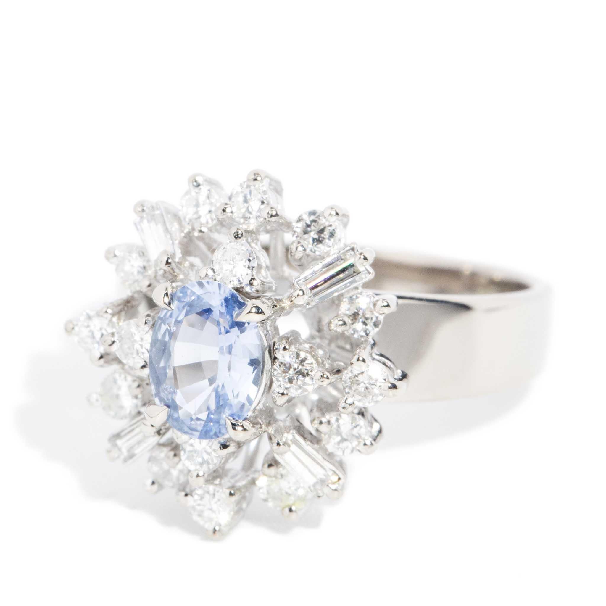 Vintage Circa 1950er Jahre Saphir-Diamant-Cluster-Ring 18 Karat Weißgold (Moderne) im Angebot