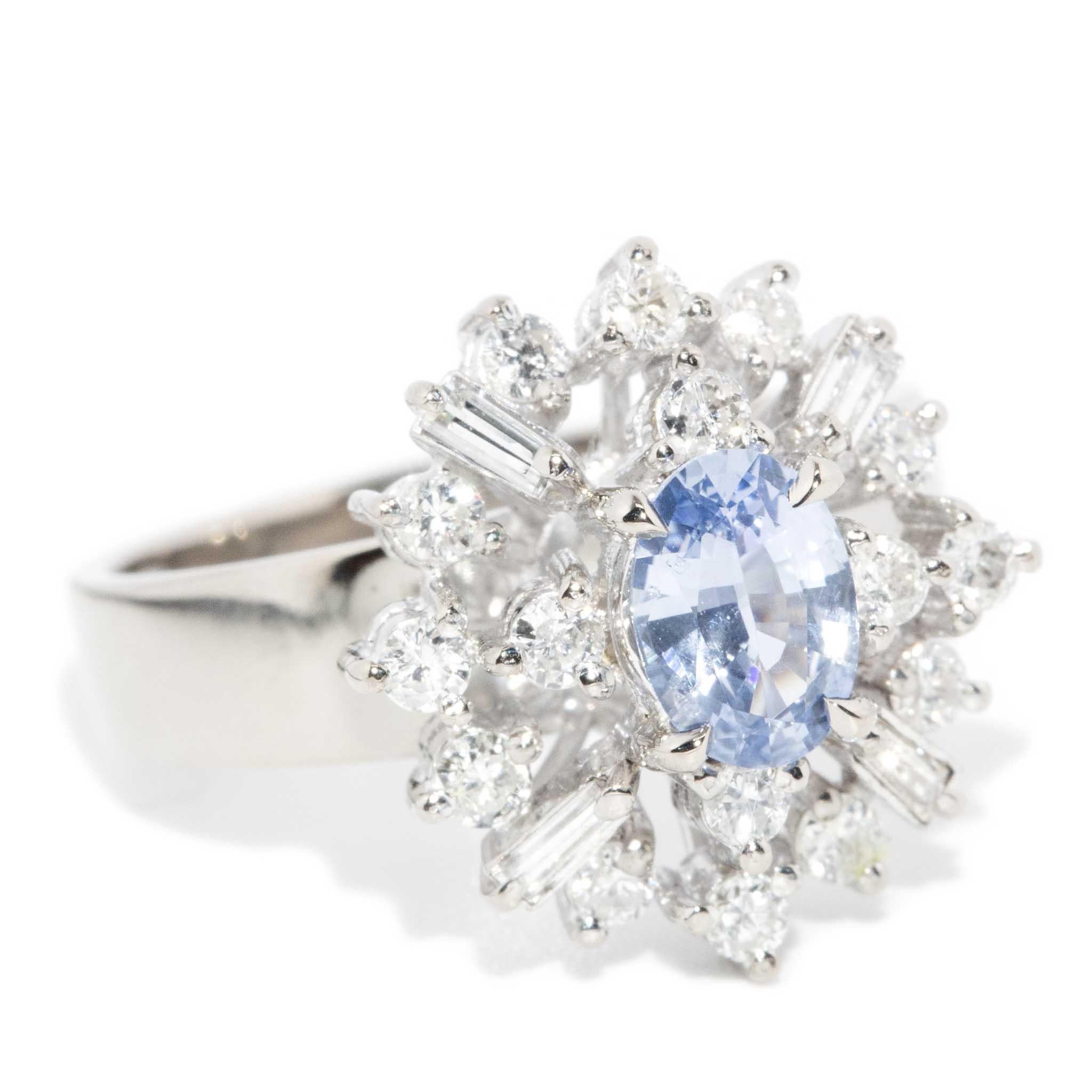 Vintage Circa 1950er Jahre Saphir-Diamant-Cluster-Ring 18 Karat Weißgold (Ovalschliff) im Angebot