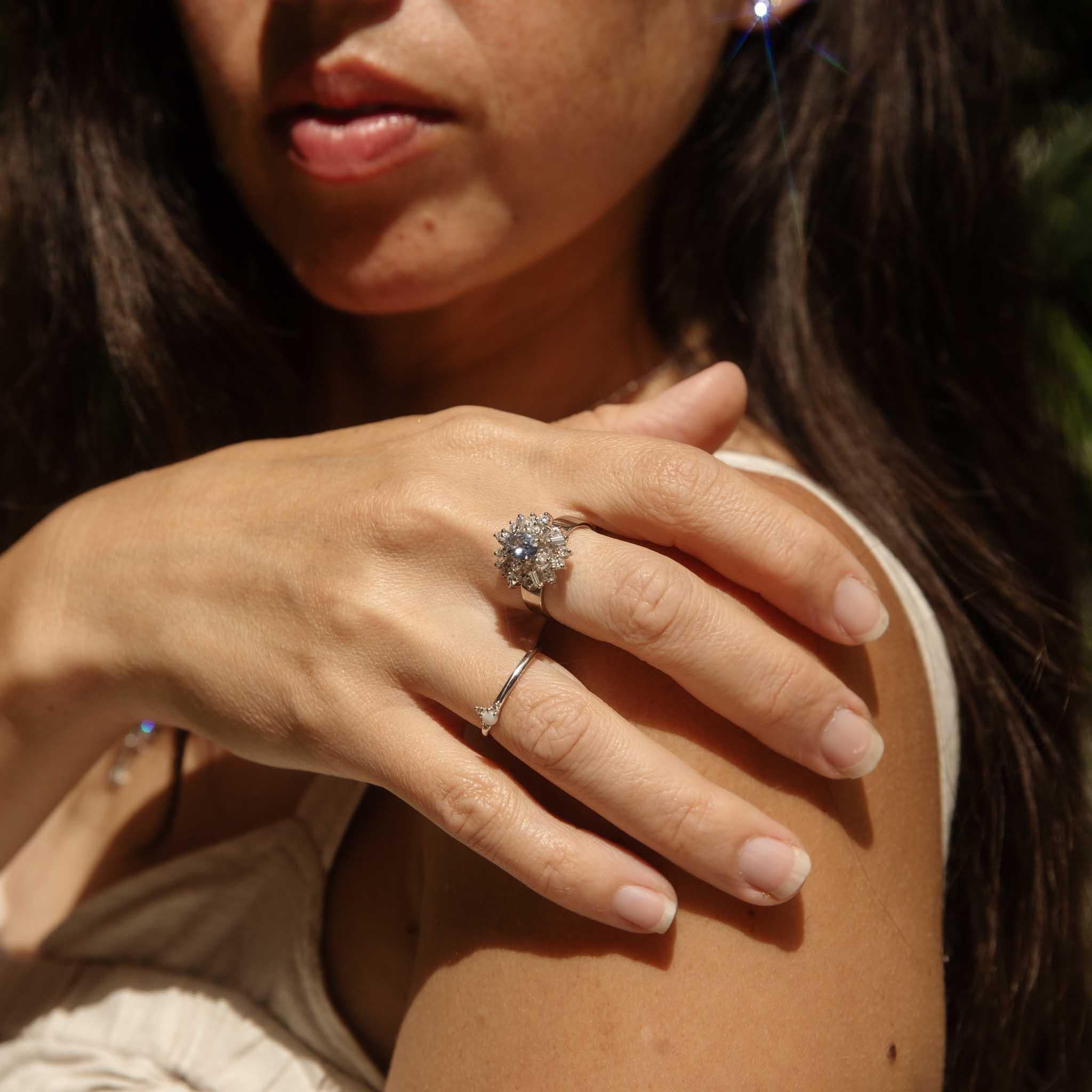Vintage Circa 1950er Jahre Saphir-Diamant-Cluster-Ring 18 Karat Weißgold im Zustand „Gut“ im Angebot in Hamilton, AU
