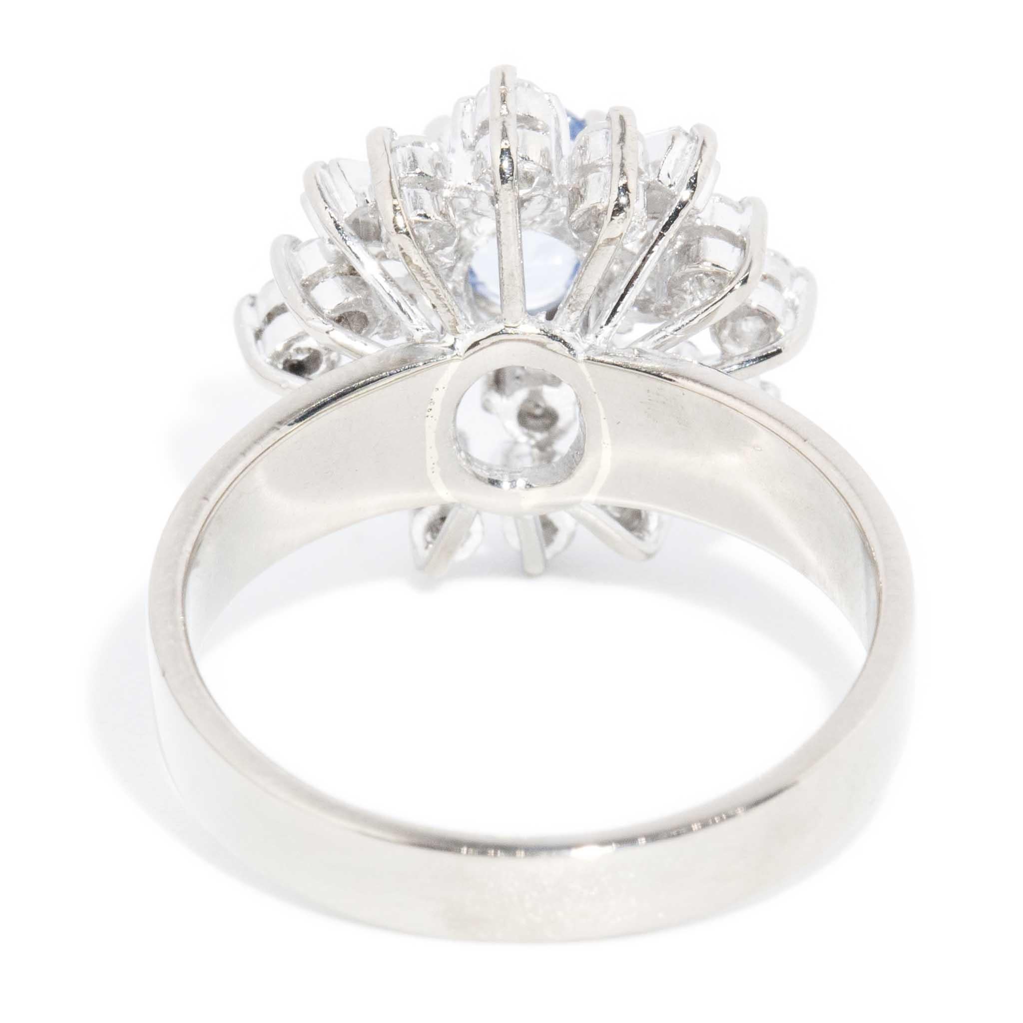 Vintage Circa 1950er Jahre Saphir-Diamant-Cluster-Ring 18 Karat Weißgold im Angebot 3