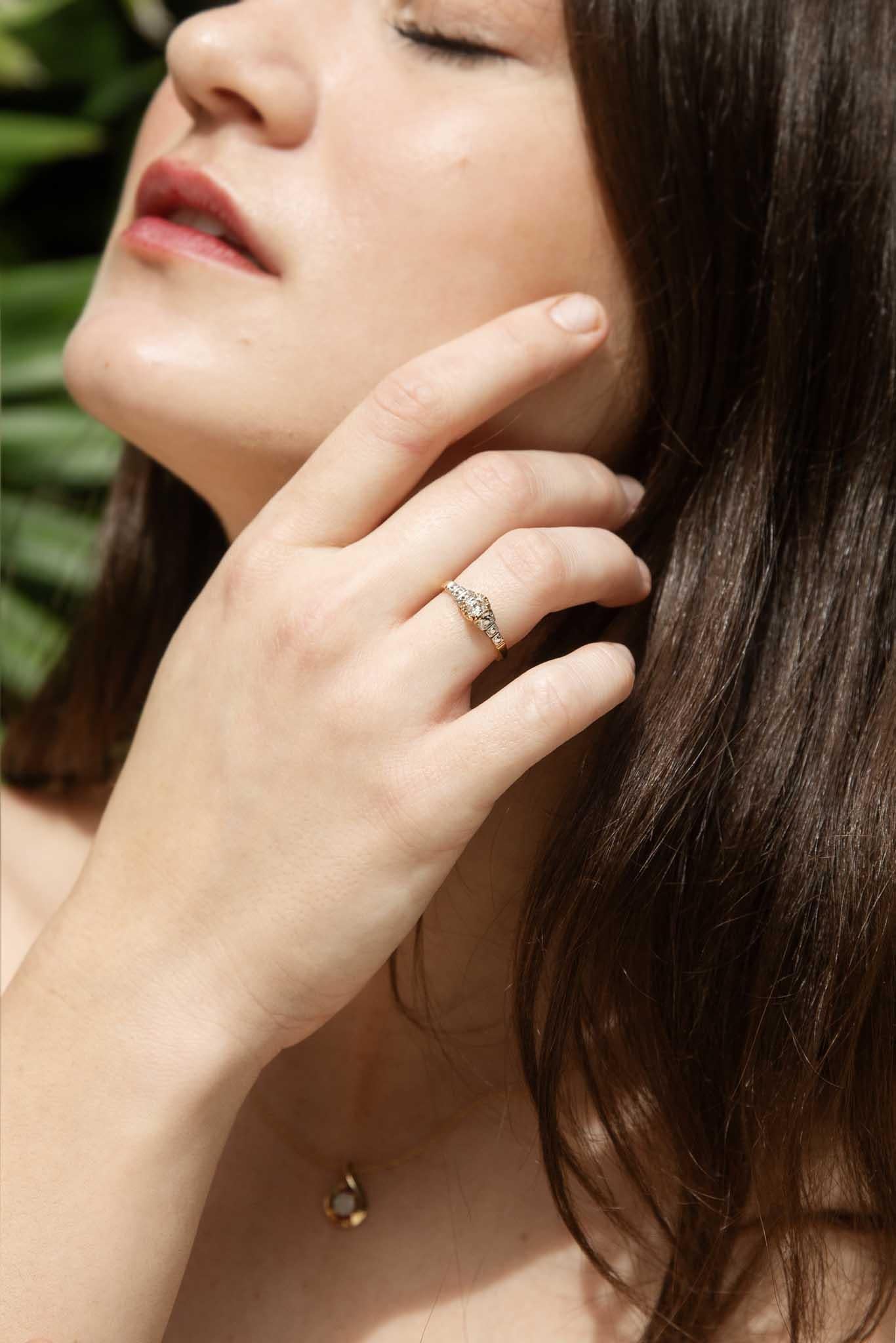 Con dolci gradini che salgono fino a presentare un diamante solitario Old Cut, il nostro anello Sansa è un adorabile gioiello vintage.  Realizzata a mano in oro 18 carati, è un dolce regalo per la persona che custodisce il tuo cuore.

Dettagli