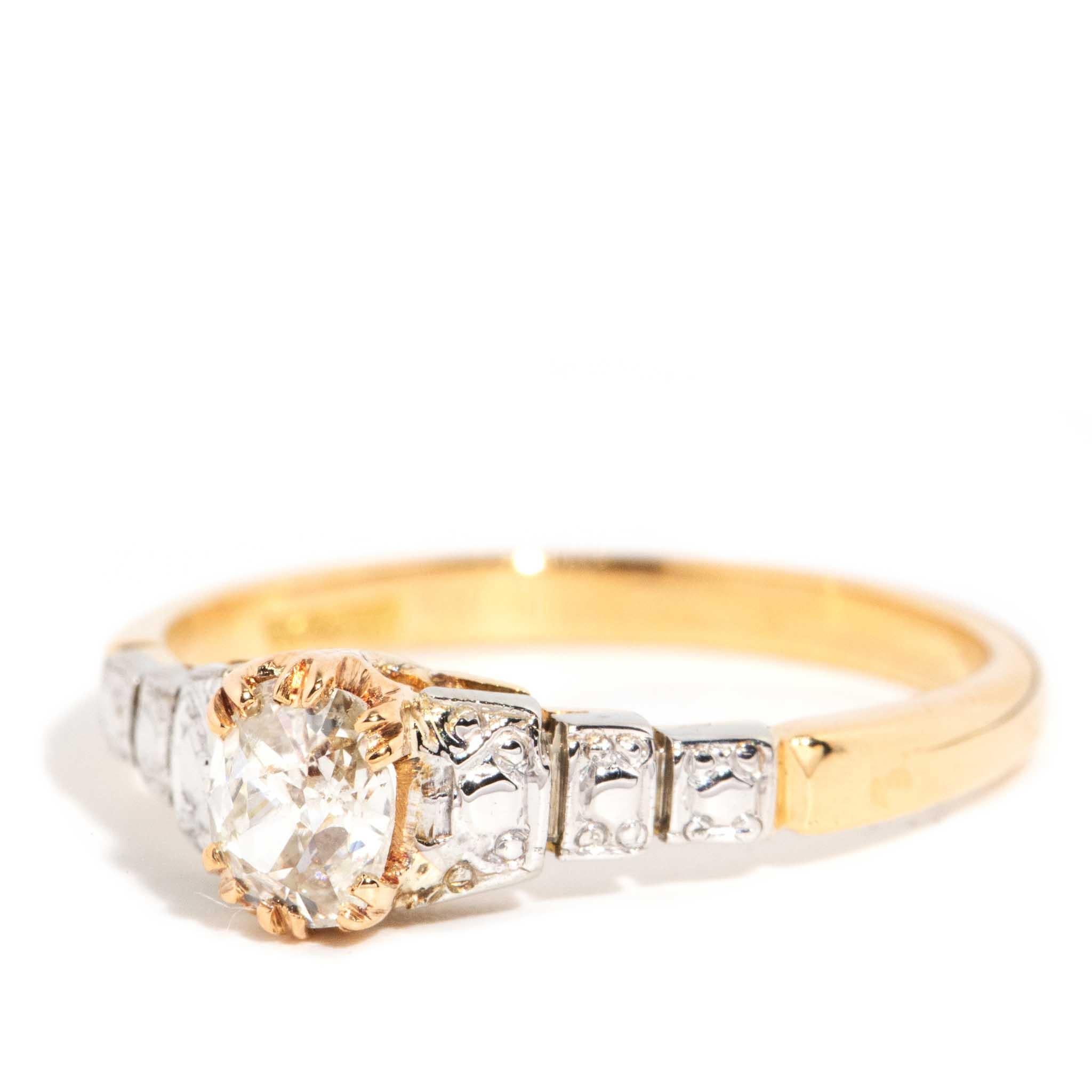 Taglio vecchia miniera Anello solitario di diamanti a gradini vintage degli anni '50 in oro giallo 18 carati in vendita