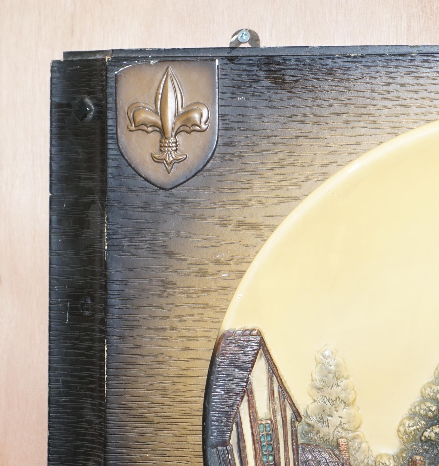 Fatto a mano OROLOGIO DA PARETE D'EPOCA CIRCA 1950 CON LAMPADE DI SCENA DI VILLAGGIO in vendita