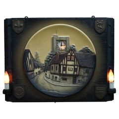 VINTAGE CIRCA 1950's HORLOGE MURALE AVEC LAMPES REPRESENTANT UNE SCENE DE VILLAGE