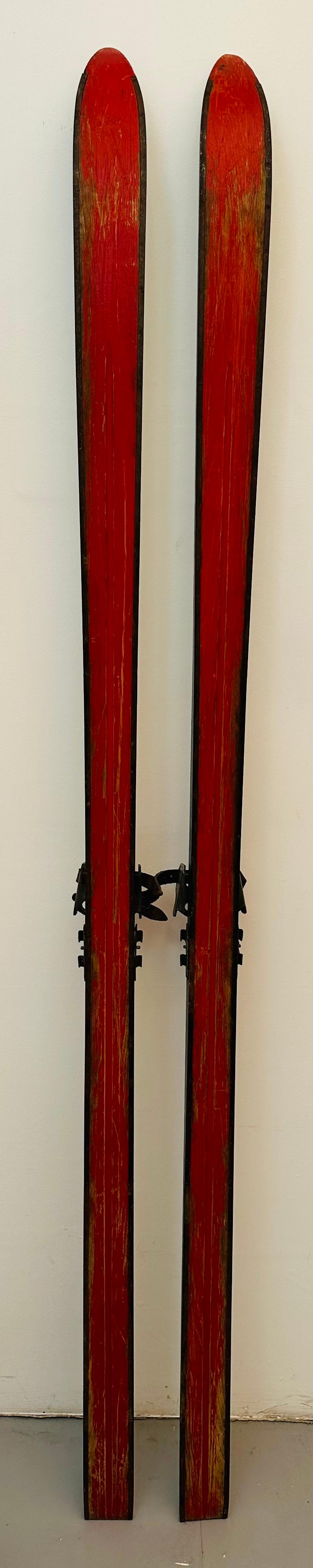 Pair of vintage German Spezial Schichten Hohnberg wooden skis with bindings.  In good vintage used condition considering their age which I believe to be around 1950s but maybe older.

For decoration purposes only in both a residential or commercial