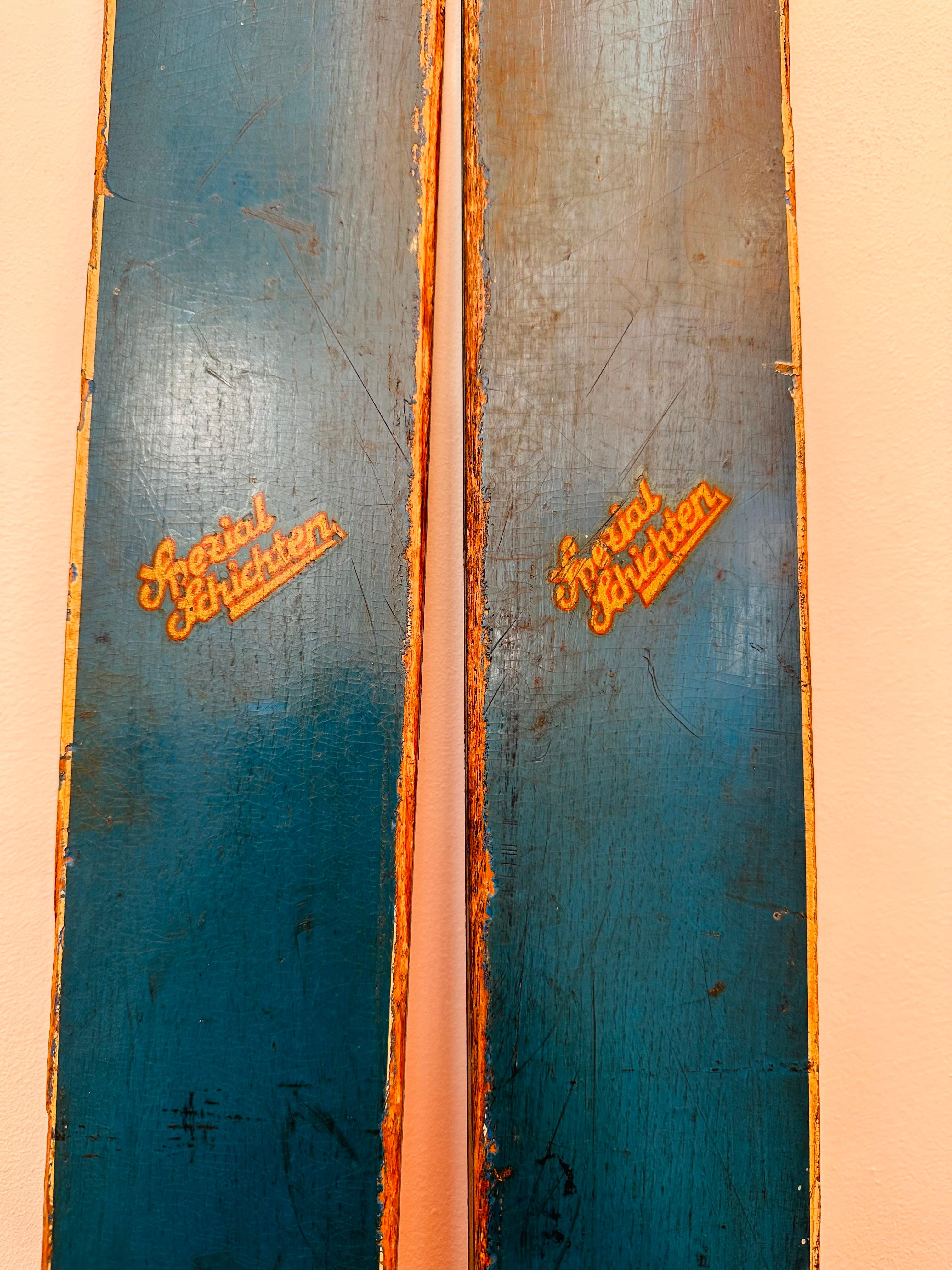 Rustique Vintage Circa 1950s Skis en bois avec fixations par Spezial Schichten Hohnberg en vente