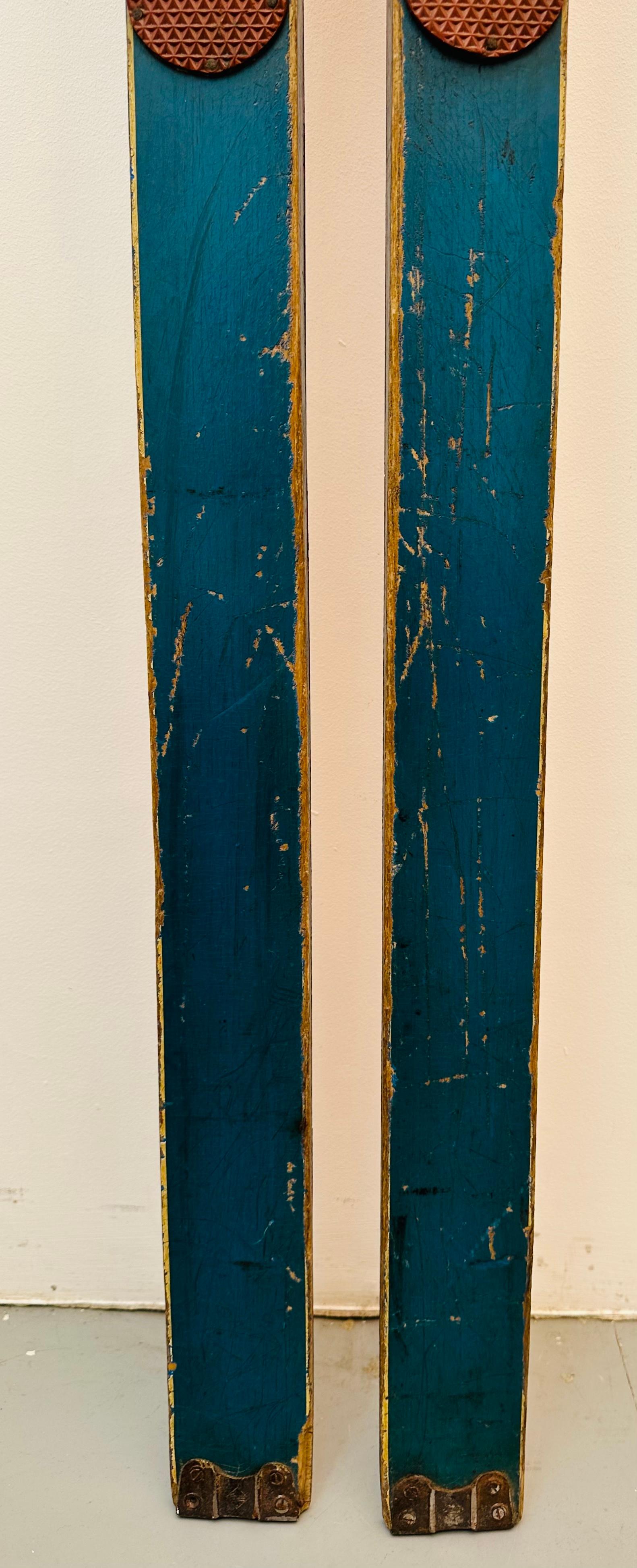 Peint Vintage Circa 1950s Skis en bois avec fixations par Spezial Schichten Hohnberg en vente