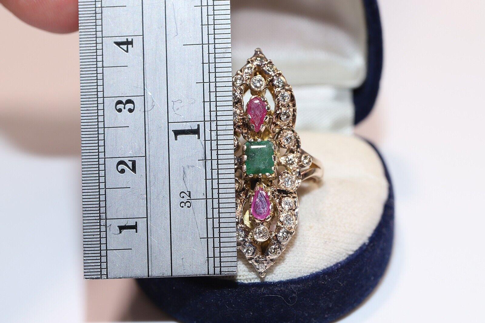 In ottime condizioni.
Il peso totale è di 9,3 grammi.
Il diamante è di 0,70 carati.
Totalmente è uno smeraldo di 0,80 carati.
Totalmente è un rubino di 0,50 carati.
Il diamante ha un colore H+I e vs-s1.
La misura dell'anello è US 8.8 
Il test acido