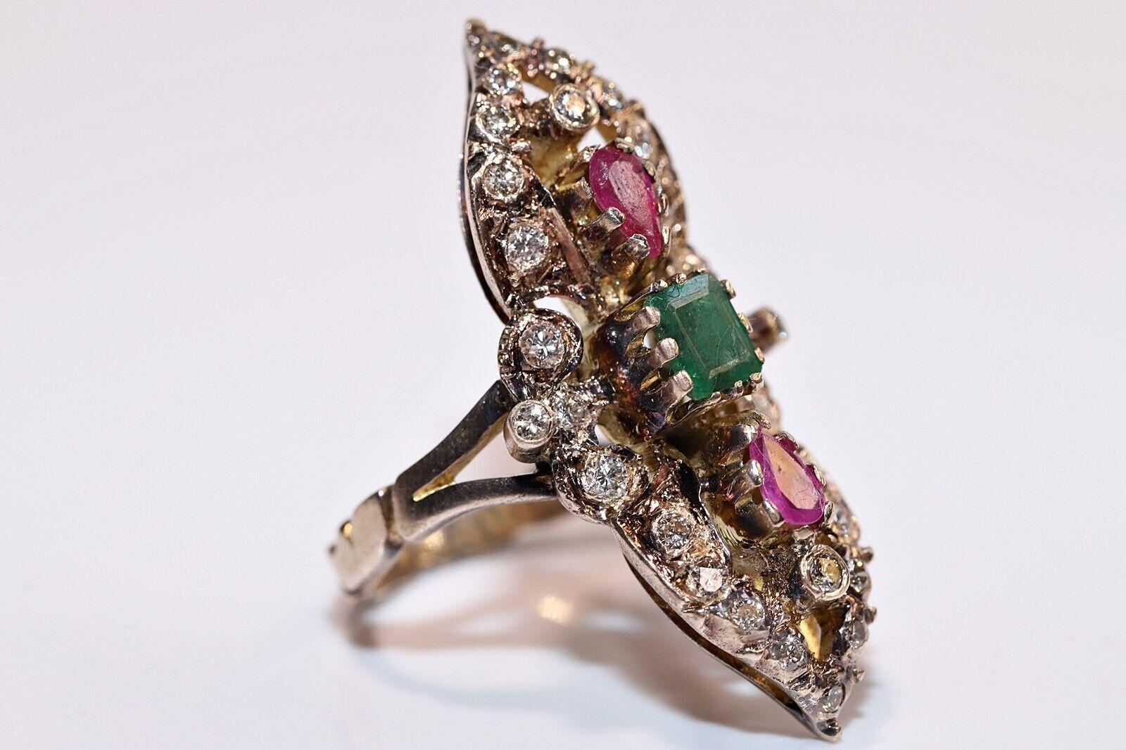 Anello con diamante naturale e rubino smeraldo Navette in oro 10k, CIRCA 1960 in vendita 1