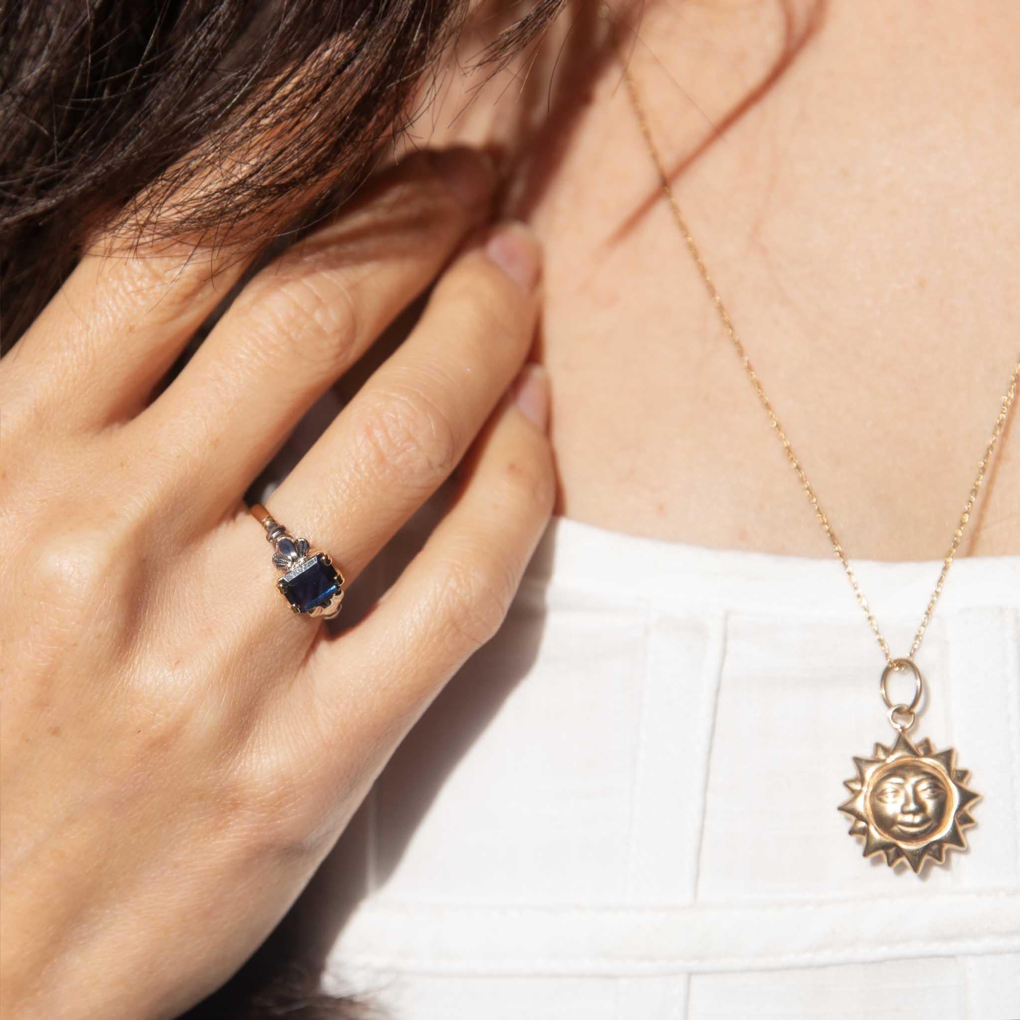El Anillo Aurora, emblemático del renacimiento, es un tesoro vintage que anuncia nuevos comienzos. Fabricado en oro de 9 quilates y con escalones delicadamente grabados que conducen a un resplandeciente zafiro azul vivo, promete ser una espléndida