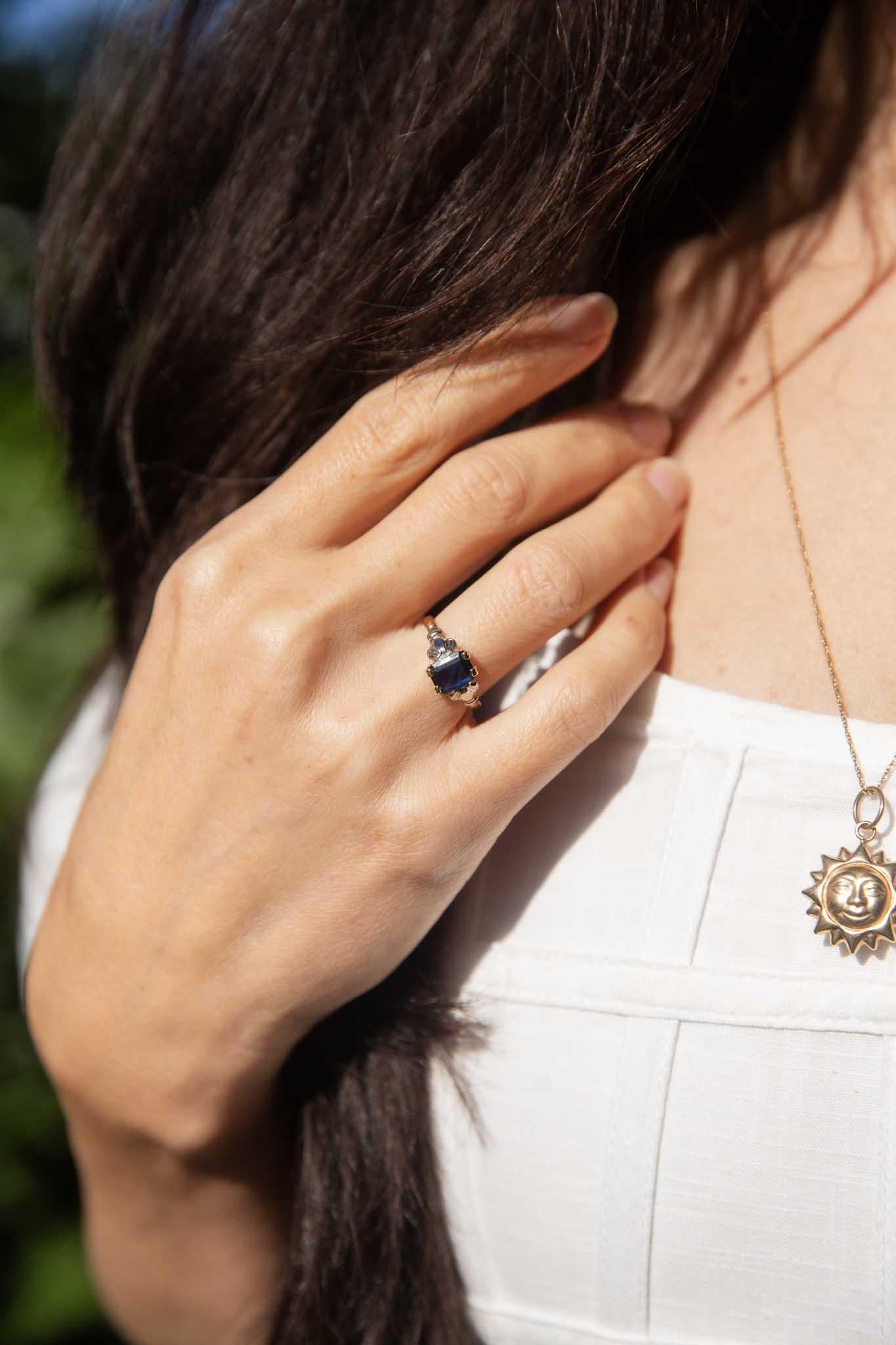 Vintage Circa 1960s 1.37ct Sapphire Solitaire Ring 9 Carat Gold Corte esmeralda